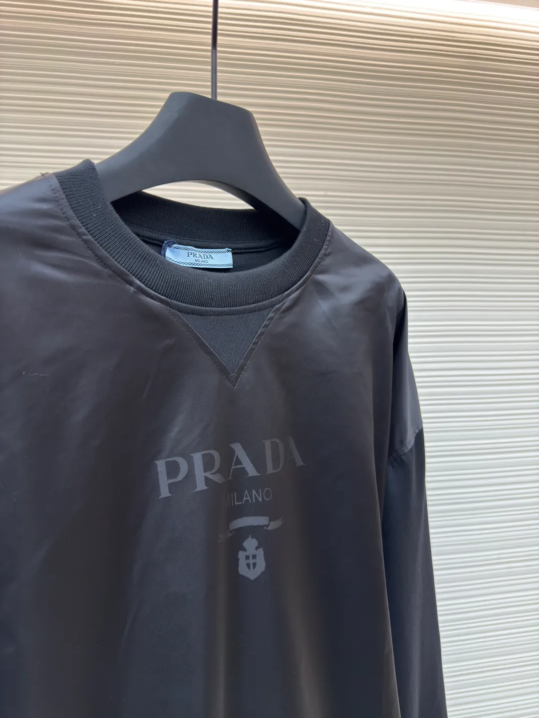 Prada Milano patchwork sweatshirt ●Authentic product: Purchased and developed for 2999 ●Item number: 1680299-A80 ●Fabric: double-woven protein acrylic cotton fabric ●Technology: splicing ●Version: fitted version ●Weight: about 660 grams ●Size: S-M-L-XL ●Description: Customized double-woven protein acrylic cotton and jacquard digital nylon fantasy material with excellent texture and comfortable skin fit The classic black tone exudes an innate sense of high-end. The iconic Prada Milano pops out on the chest. The outline of the letters is looming. It complements the unique design of the triangle area on the neckline to add brand recognition. It exudes an unparalleled noble atmosphere and is a symbol of Milan fashion. It deconstructs the attitude of modern gentlemen and the fabric jacquard process. By weaving Prada Miland textile technology on the fabric surface, it controls the interweaving of warp and weft lines and precisely controls the interlacing density and tension of the yarn to make it more three-dimensional. Needle and shuttle splicing technology can make full use of the respective advantages of knitted fabrics and woven fabrics. By choosing the appropriate sewing process and stitches, it can ensure that the splicing parts are strong and beautiful. The fabrics have been washed, have a better hand feel, are not easy to deform, are not easy to shrink, are not easy to fade, and maintain long-term beauty. The overall wiring is straight and delicate, the fabric is comfortable and soft, and the color is consistent without color difference. It can be matched with the same style to create a fashionable look and control various occasions. Customized accessories, complete with three standards, same style for men and women!
