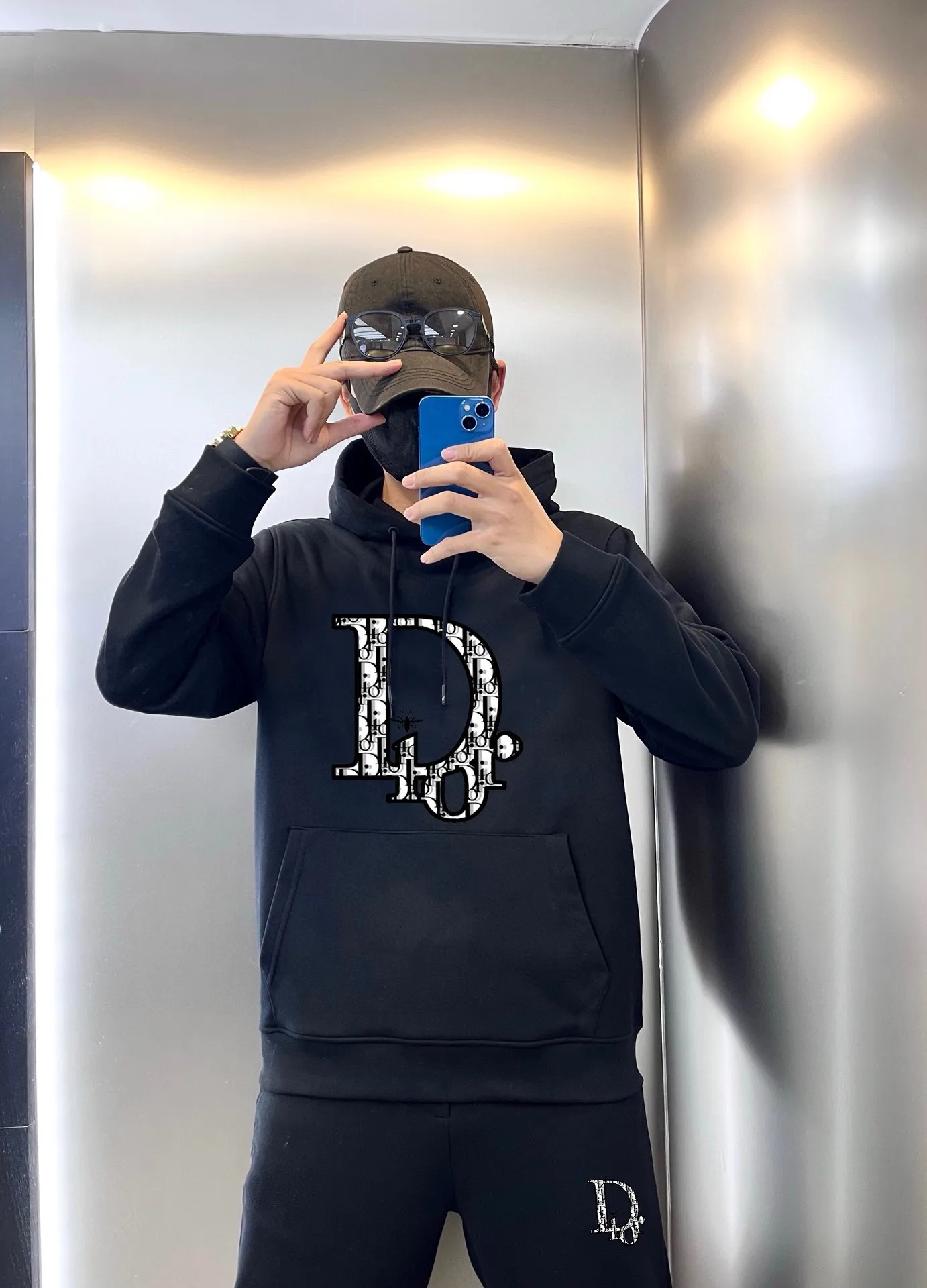 🅿️400 [DIOR Dior] (Fat Man Gospel) hot-selling suit is coming. Focus on the original version of the official website. 2025 new hot-selling cardigan sweater suit. The original order is the best product. 🇭🇰The meticulous work of top designers is dedicated to a fitting and perfect upper body effect. All-natural high-quality Roman cotton 100%, close-fitting comfort, noble and elegant! Original hardware embodies elegance and nobility! Counter size: M-5XL (maximum wear up to 220 pounds)