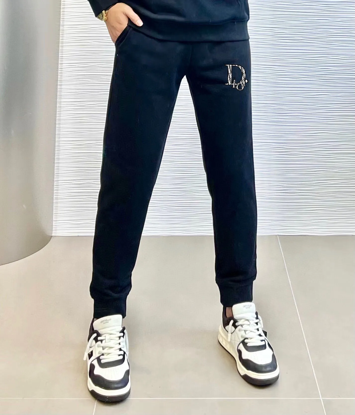 🅿️400 [DIOR Dior] (Fat Man Gospel) hot-selling suit is coming. Focus on the original version of the official website. 2025 new hot-selling cardigan sweater suit. The original order is the best product. 🇭🇰The meticulous work of top designers is dedicated to a fitting and perfect upper body effect. All-natural high-quality Roman cotton 100%, close-fitting comfort, noble and elegant! Original hardware embodies elegance and nobility! Counter size: M-5XL (maximum wear up to 220 pounds)