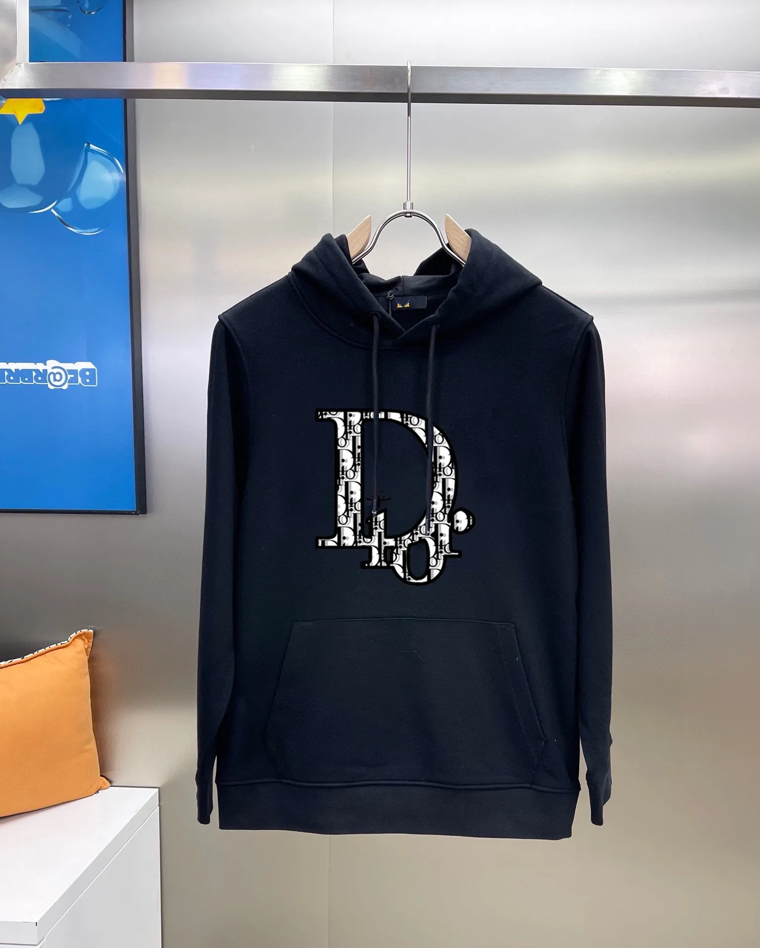 🅿️400 [DIOR Dior] (Fat Man Gospel) hot-selling suit is coming. Focus on the original version of the official website. 2025 new hot-selling cardigan sweater suit. The original order is the best product. 🇭🇰The meticulous work of top designers is dedicated to a fitting and perfect upper body effect. All-natural high-quality Roman cotton 100%, close-fitting comfort, noble and elegant! Original hardware embodies elegance and nobility! Counter size: M-5XL (maximum wear up to 220 pounds)