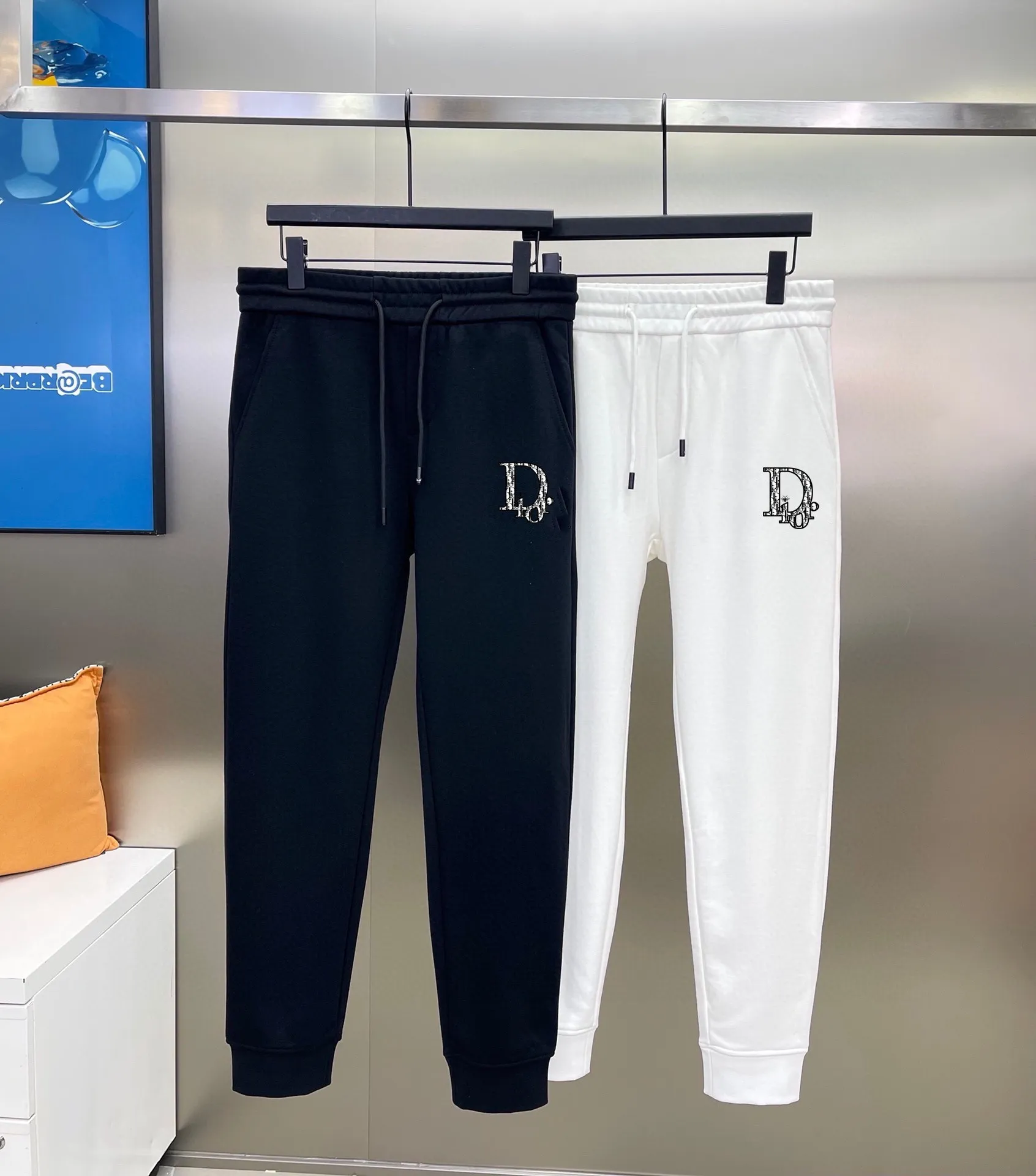 🅿️400 [DIOR Dior] (Fat Man Gospel) hot-selling suit is coming. Focus on the original version of the official website. 2025 new hot-selling cardigan sweater suit. The original order is the best product. 🇭🇰The meticulous work of top designers is dedicated to a fitting and perfect upper body effect. All-natural high-quality Roman cotton 100%, close-fitting comfort, noble and elegant! Original hardware embodies elegance and nobility! Counter size: M-5XL (maximum wear up to 220 pounds)