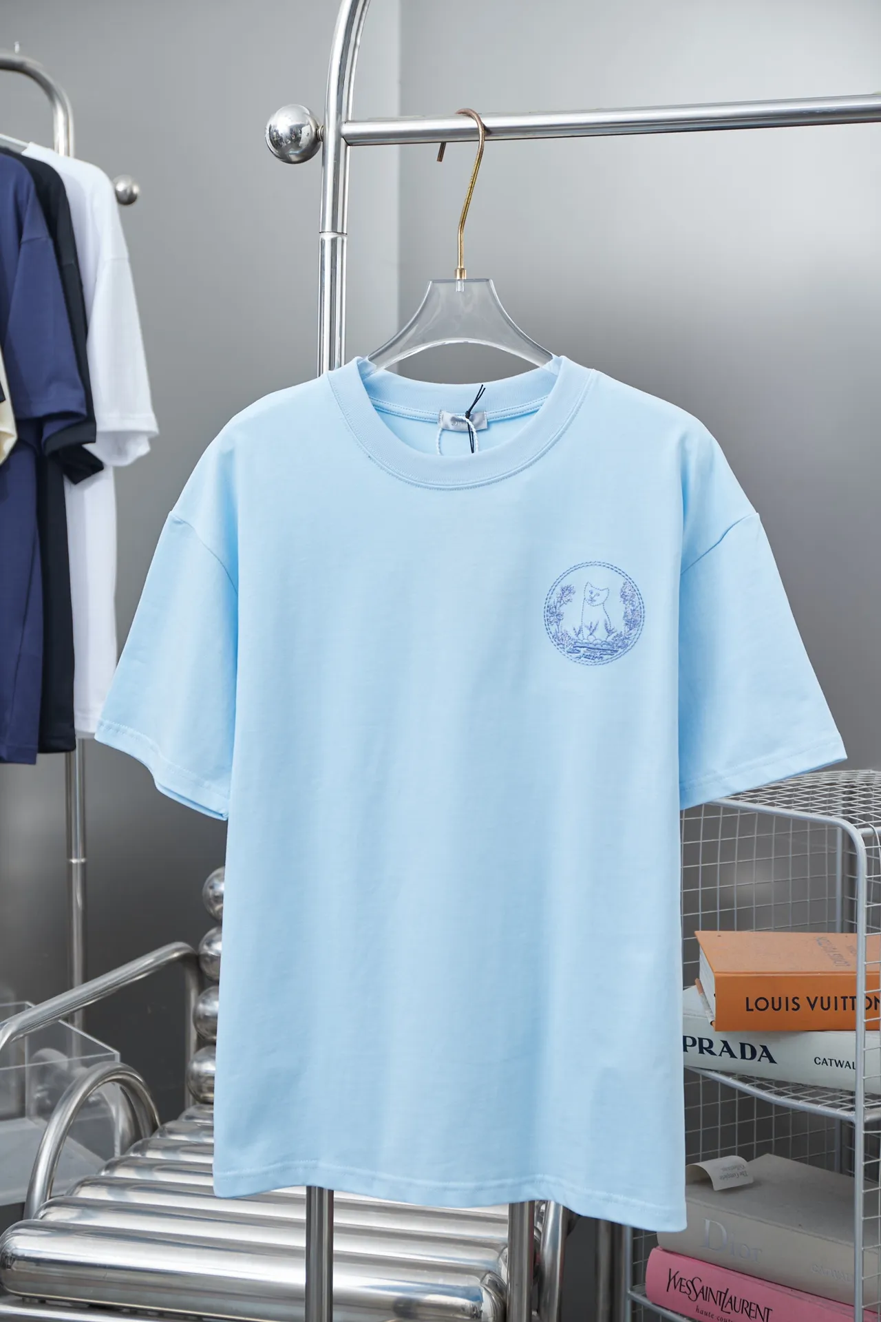 🅿️190 Christian D*or CD 25SS early spring new style embroidered kitten short sleeves light luxury essential item for daily commuting for men and women correct version welcome to compare detailed features · 320g 100% pure cotton double yarn jersey fabric · Custom dyed in the same vat with special thickened 32 pieces double-strand 1X1 thread · Imported Tajima machine embroidery, using artificial silk thread flat embroidery technology, embroidered cat flower pattern · Double-needle sewing and cross-seam technology · Original main mark, washed tag, brand moisture-proof paper packaging Color: white/black/blue Size: S/M/L/XL