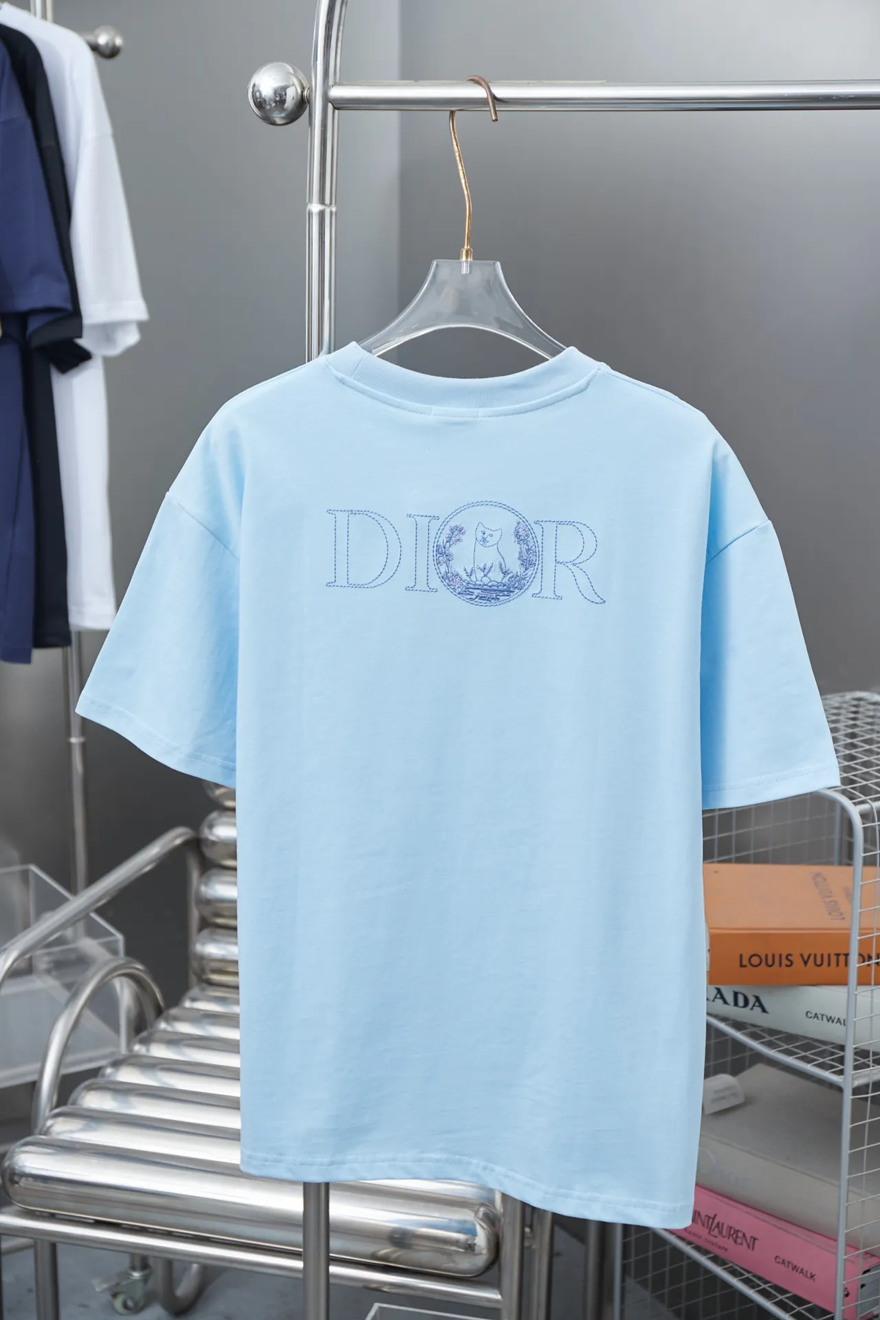 🅿️190 Christian D*or CD 25SS early spring new style embroidered kitten short sleeves light luxury essential item for daily commuting for men and women correct version welcome to compare detailed features · 320g 100% pure cotton double yarn jersey fabric · Custom dyed in the same vat with special thickened 32 pieces double-strand 1X1 thread · Imported Tajima machine embroidery, using artificial silk thread flat embroidery technology, embroidered cat flower pattern · Double-needle sewing and cross-seam technology · Original main mark, washed tag, brand moisture-proof paper packaging Color: white/black/blue Size: S/M/L/XL