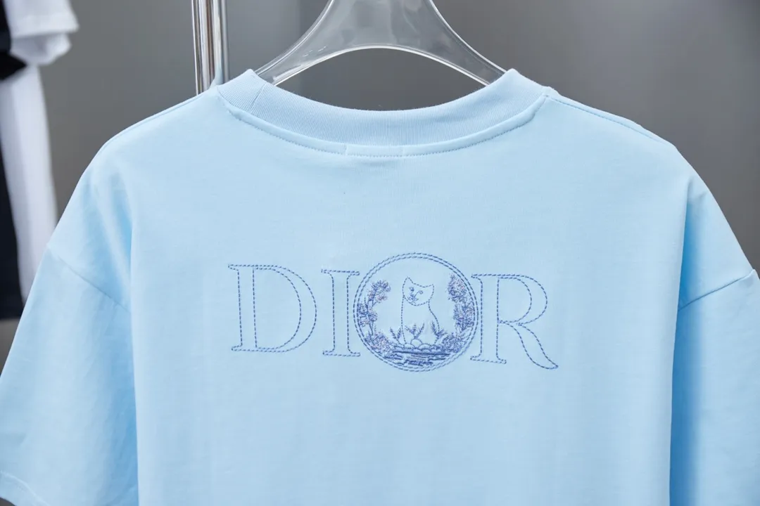 🅿️190 Christian D*or CD 25SS early spring new style embroidered kitten short sleeves light luxury essential item for daily commuting for men and women correct version welcome to compare detailed features · 320g 100% pure cotton double yarn jersey fabric · Custom dyed in the same vat with special thickened 32 pieces double-strand 1X1 thread · Imported Tajima machine embroidery, using artificial silk thread flat embroidery technology, embroidered cat flower pattern · Double-needle sewing and cross-seam technology · Original main mark, washed tag, brand moisture-proof paper packaging Color: white/black/blue Size: S/M/L/XL