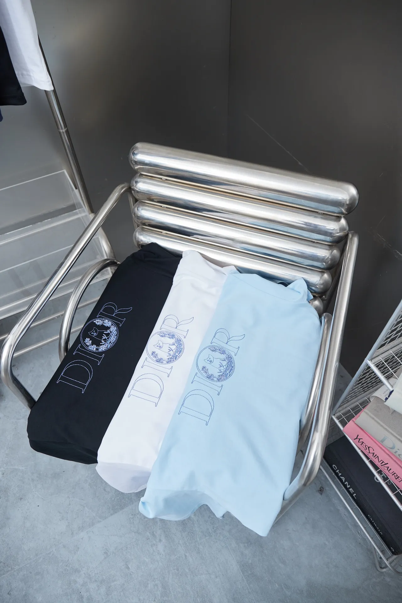 🅿️190 Christian D*or CD 25SS early spring new style embroidered kitten short sleeves light luxury essential item for daily commuting for men and women correct version welcome to compare detailed features · 320g 100% pure cotton double yarn jersey fabric · Custom dyed in the same vat with special thickened 32 pieces double-strand 1X1 thread · Imported Tajima machine embroidery, using artificial silk thread flat embroidery technology, embroidered cat flower pattern · Double-needle sewing and cross-seam technology · Original main mark, washed tag, brand moisture-proof paper packaging Color: white/black/blue Size: S/M/L/XL