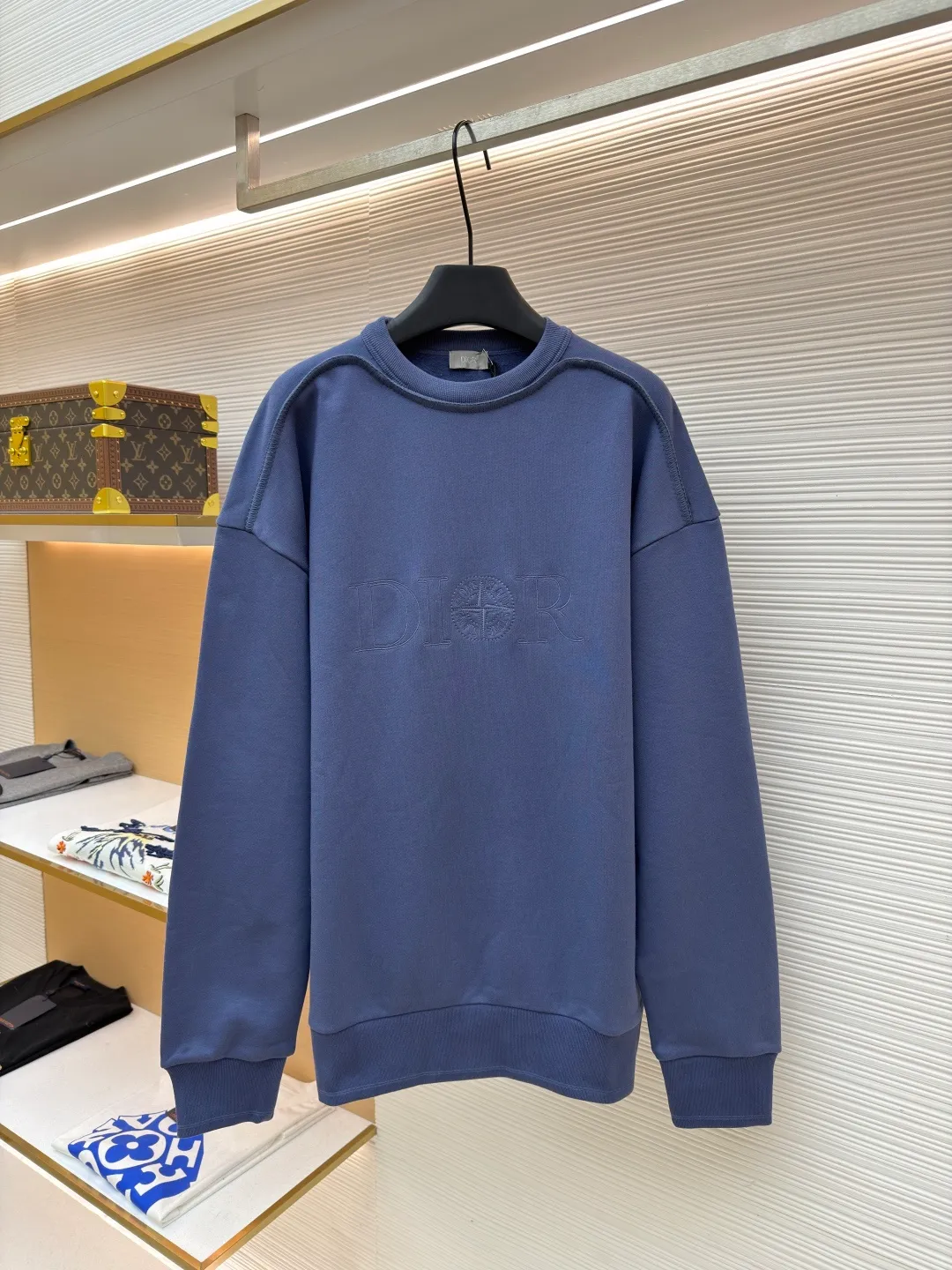 Dior stone co-branded embroidered sweatshirt ●Original version: Purchased and developed for 15500 ●Item number: 1682509-A65 ●Material: terry bottom sweatshirt fabric ●Technology: embroidery production ●Color: blue ●Version: fitted version ●Weight: about 725 grams ●Size: XS-S-M-L ●Description: The fabric is made of [32s double-strand large terry bottom sweatshirt cloth] with AB color [custom-dyed bulk fabric thread blue], the bottom is made of [fleece shearing and ironing process], matching [21s double yarn 1*1 cotton rootless thread], the front panel is embroidered with [Tajima embroidery machine imported from Japan] [ The surface of the rayon thread is padded with a film and three-dimensional overlocking embroidery method], the wavy edge of the front panel is made of [special pattern machine], [6 strands of thick cotton thread are picked and stitched], the hem cuff thread is made of [21s combed cotton yarn dyed on the fabric color], [12-cylinder horizontal loom double-thread needle-drawing and single-thread jacquard method]. The overall wiring is straight and delicate, the fabric is comfortable and soft, and the color is consistent without color difference. It can be matched with the same style to create a fashionable look and control various occasions. Customized accessories, complete with three standards, same style for men and women!