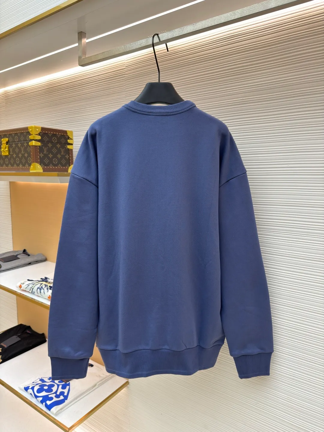 Dior stone co-branded embroidered sweatshirt ●Original version: Purchased and developed for 15500 ●Item number: 1682509-A65 ●Material: terry bottom sweatshirt fabric ●Technology: embroidery production ●Color: blue ●Version: fitted version ●Weight: about 725 grams ●Size: XS-S-M-L ●Description: The fabric is made of [32s double-strand large terry bottom sweatshirt cloth] with AB color [custom-dyed bulk fabric thread blue], the bottom is made of [fleece shearing and ironing process], matching [21s double yarn 1*1 cotton rootless thread], the front panel is embroidered with [Tajima embroidery machine imported from Japan] [ The surface of the rayon thread is padded with a film and three-dimensional overlocking embroidery method], the wavy edge of the front panel is made of [special pattern machine], [6 strands of thick cotton thread are picked and stitched], the hem cuff thread is made of [21s combed cotton yarn dyed on the fabric color], [12-cylinder horizontal loom double-thread needle-drawing and single-thread jacquard method]. The overall wiring is straight and delicate, the fabric is comfortable and soft, and the color is consistent without color difference. It can be matched with the same style to create a fashionable look and control various occasions. Customized accessories, complete with three standards, same style for men and women!