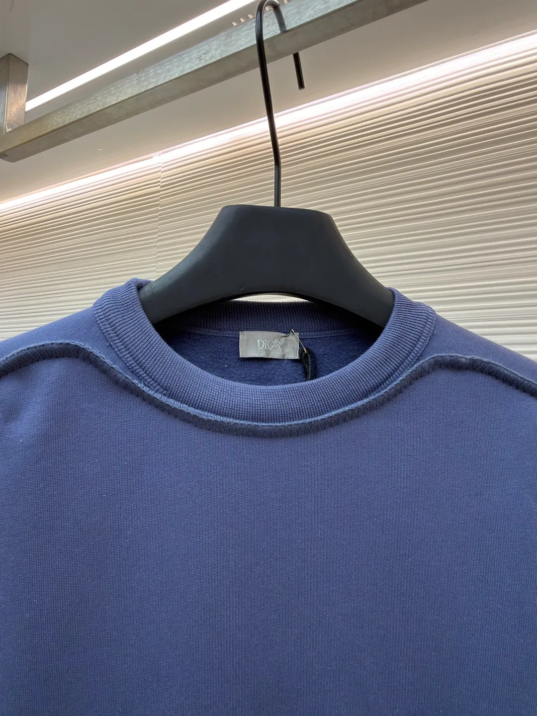 Dior stone co-branded embroidered sweatshirt ●Original version: Purchased and developed for 15500 ●Item number: 1682509-A65 ●Material: terry bottom sweatshirt fabric ●Technology: embroidery production ●Color: blue ●Version: fitted version ●Weight: about 725 grams ●Size: XS-S-M-L ●Description: The fabric is made of [32s double-strand large terry bottom sweatshirt cloth] with AB color [custom-dyed bulk fabric thread blue], the bottom is made of [fleece shearing and ironing process], matching [21s double yarn 1*1 cotton rootless thread], the front panel is embroidered with [Tajima embroidery machine imported from Japan] [ The surface of the rayon thread is padded with a film and three-dimensional overlocking embroidery method], the wavy edge of the front panel is made of [special pattern machine], [6 strands of thick cotton thread are picked and stitched], the hem cuff thread is made of [21s combed cotton yarn dyed on the fabric color], [12-cylinder horizontal loom double-thread needle-drawing and single-thread jacquard method]. The overall wiring is straight and delicate, the fabric is comfortable and soft, and the color is consistent without color difference. It can be matched with the same style to create a fashionable look and control various occasions. Customized accessories, complete with three standards, same style for men and women!