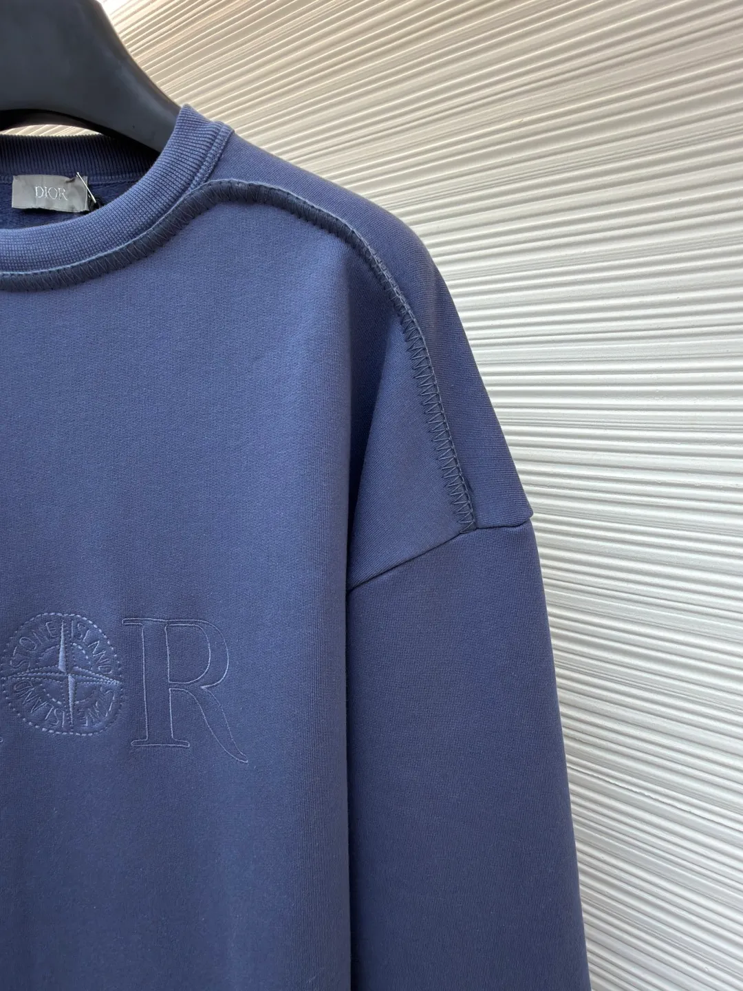 Dior stone co-branded embroidered sweatshirt ●Original version: Purchased and developed for 15500 ●Item number: 1682509-A65 ●Material: terry bottom sweatshirt fabric ●Technology: embroidery production ●Color: blue ●Version: fitted version ●Weight: about 725 grams ●Size: XS-S-M-L ●Description: The fabric is made of [32s double-strand large terry bottom sweatshirt cloth] with AB color [custom-dyed bulk fabric thread blue], the bottom is made of [fleece shearing and ironing process], matching [21s double yarn 1*1 cotton rootless thread], the front panel is embroidered with [Tajima embroidery machine imported from Japan] [ The surface of the rayon thread is padded with a film and three-dimensional overlocking embroidery method], the wavy edge of the front panel is made of [special pattern machine], [6 strands of thick cotton thread are picked and stitched], the hem cuff thread is made of [21s combed cotton yarn dyed on the fabric color], [12-cylinder horizontal loom double-thread needle-drawing and single-thread jacquard method]. The overall wiring is straight and delicate, the fabric is comfortable and soft, and the color is consistent without color difference. It can be matched with the same style to create a fashionable look and control various occasions. Customized accessories, complete with three standards, same style for men and women!