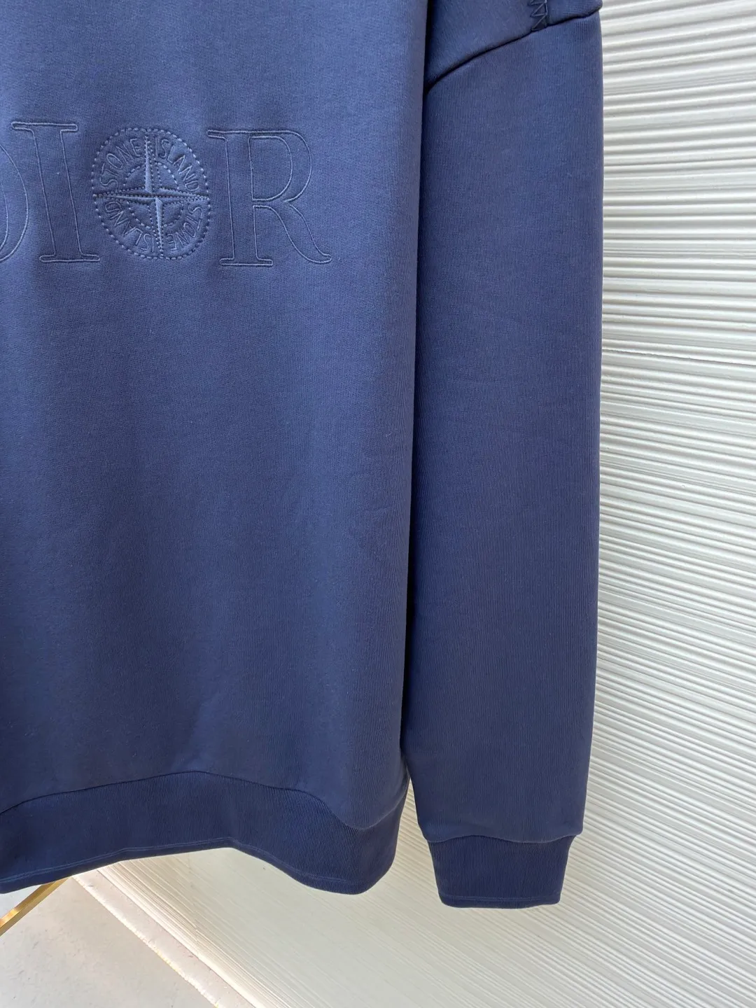 Dior stone co-branded embroidered sweatshirt ●Original version: Purchased and developed for 15500 ●Item number: 1682509-A65 ●Material: terry bottom sweatshirt fabric ●Technology: embroidery production ●Color: blue ●Version: fitted version ●Weight: about 725 grams ●Size: XS-S-M-L ●Description: The fabric is made of [32s double-strand large terry bottom sweatshirt cloth] with AB color [custom-dyed bulk fabric thread blue], the bottom is made of [fleece shearing and ironing process], matching [21s double yarn 1*1 cotton rootless thread], the front panel is embroidered with [Tajima embroidery machine imported from Japan] [ The surface of the rayon thread is padded with a film and three-dimensional overlocking embroidery method], the wavy edge of the front panel is made of [special pattern machine], [6 strands of thick cotton thread are picked and stitched], the hem cuff thread is made of [21s combed cotton yarn dyed on the fabric color], [12-cylinder horizontal loom double-thread needle-drawing and single-thread jacquard method]. The overall wiring is straight and delicate, the fabric is comfortable and soft, and the color is consistent without color difference. It can be matched with the same style to create a fashionable look and control various occasions. Customized accessories, complete with three standards, same style for men and women!