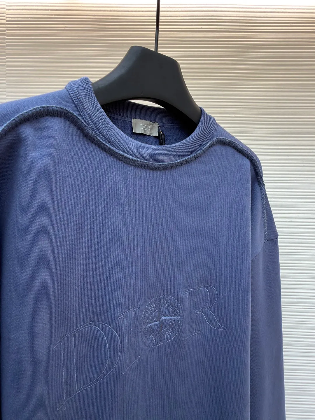Dior stone co-branded embroidered sweatshirt ●Original version: Purchased and developed for 15500 ●Item number: 1682509-A65 ●Material: terry bottom sweatshirt fabric ●Technology: embroidery production ●Color: blue ●Version: fitted version ●Weight: about 725 grams ●Size: XS-S-M-L ●Description: The fabric is made of [32s double-strand large terry bottom sweatshirt cloth] with AB color [custom-dyed bulk fabric thread blue], the bottom is made of [fleece shearing and ironing process], matching [21s double yarn 1*1 cotton rootless thread], the front panel is embroidered with [Tajima embroidery machine imported from Japan] [ The surface of the rayon thread is padded with a film and three-dimensional overlocking embroidery method], the wavy edge of the front panel is made of [special pattern machine], [6 strands of thick cotton thread are picked and stitched], the hem cuff thread is made of [21s combed cotton yarn dyed on the fabric color], [12-cylinder horizontal loom double-thread needle-drawing and single-thread jacquard method]. The overall wiring is straight and delicate, the fabric is comfortable and soft, and the color is consistent without color difference. It can be matched with the same style to create a fashionable look and control various occasions. Customized accessories, complete with three standards, same style for men and women!