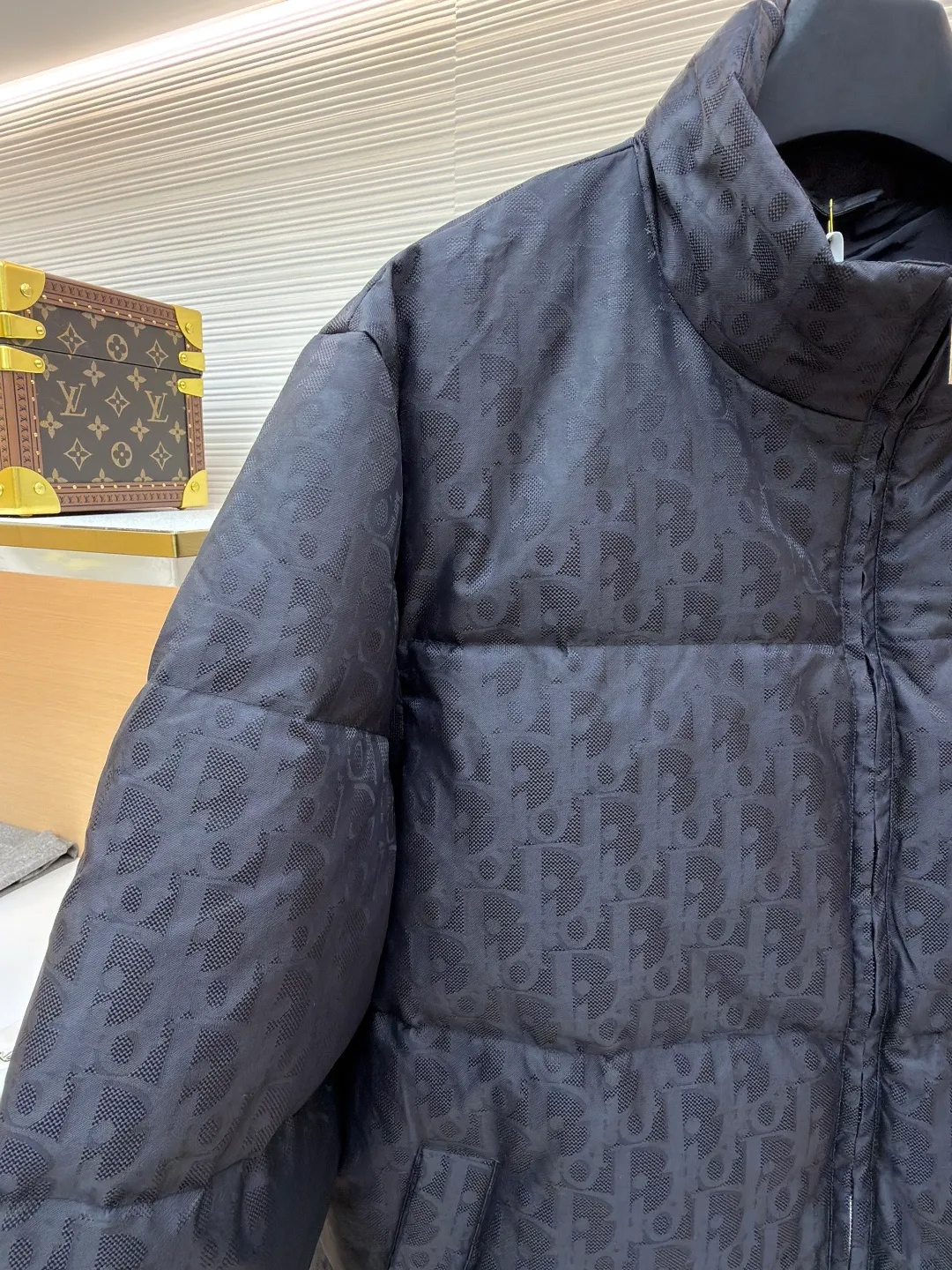 Dior presbyopic print down jacket ●Original version: Purchased and developed in 20999 ●Item number: 1681275-E20 ●Fabric: white duck down fabric ●Technology: mechanical down filling ●Color: black ●Version: fitted version ●Weight: about 975 grams ●Size: 46-48-50-52 ●Description: The fabric adopts scientific jacquard technology: laser jacquard technology is applied to the fabric to make the whole piece of clothing uneven and more three-dimensional. This technology not only improves the visual effect of the fabric, but also enhances its durability and comfort. Stand-up collar design: The stand-up collar design not only improves the thermal insulation performance, but also adds a sense of sophistication and neatness. This type of collar can well modify the neck line and show the wearer's elegance. Coverless secret pockets: The internal coverless secret pockets are cleverly integrated into the design. Not only is it practical and can hold some small items, but it also adds a low-key and refined feel to the overall shape through a concealed design. Printing process: Oblique printing is applied to the fabric through precise printing technology, perfectly integrated with the fabric, presenting a low-key and luxurious visual effect. Down filling: High-quality 90 white duck down is selected as the filling, and undergoes strict processing and screening to ensure the fluffiness and warmth of the down. Evenly fill the down into the inner bladder of the vest and fix it by sewing and taping. The overall wiring is straight and delicate, the fabric is comfortable and soft, and the color is consistent without color difference. It can be matched with the same style to create a fashionable look and control various occasions. Customized accessories, complete with three standards, same style for men and women!