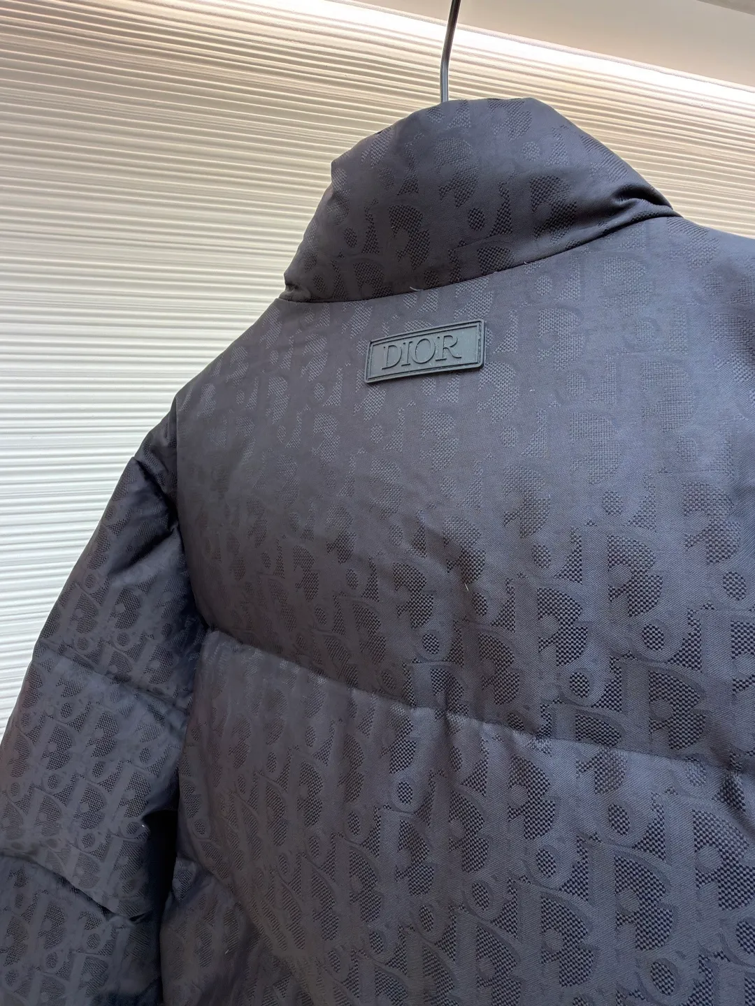Dior presbyopic print down jacket ●Original version: Purchased and developed in 20999 ●Item number: 1681275-E20 ●Fabric: white duck down fabric ●Technology: mechanical down filling ●Color: black ●Version: fitted version ●Weight: about 975 grams ●Size: 46-48-50-52 ●Description: The fabric adopts scientific jacquard technology: laser jacquard technology is applied to the fabric to make the whole piece of clothing uneven and more three-dimensional. This technology not only improves the visual effect of the fabric, but also enhances its durability and comfort. Stand-up collar design: The stand-up collar design not only improves the thermal insulation performance, but also adds a sense of sophistication and neatness. This type of collar can well modify the neck line and show the wearer's elegance. Coverless secret pockets: The internal coverless secret pockets are cleverly integrated into the design. Not only is it practical and can hold some small items, but it also adds a low-key and refined feel to the overall shape through a concealed design. Printing process: Oblique printing is applied to the fabric through precise printing technology, perfectly integrated with the fabric, presenting a low-key and luxurious visual effect. Down filling: High-quality 90 white duck down is selected as the filling, and undergoes strict processing and screening to ensure the fluffiness and warmth of the down. Evenly fill the down into the inner bladder of the vest and fix it by sewing and taping. The overall wiring is straight and delicate, the fabric is comfortable and soft, and the color is consistent without color difference. It can be matched with the same style to create a fashionable look and control various occasions. Customized accessories, complete with three standards, same style for men and women!