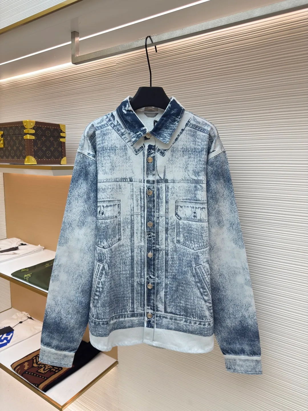 Dior mask printed shirt ●Authentic product: Purchased and developed by 7399 ●Item number: 1680697-B50 ●Fabric: twill gauze fabric ●Technology: printing production ●Version: fitted version ●Weight: about 655 grams ●Size: 38-39-40-41 ●Description: Using the direct-injection paint printing process, all flower positions of the Y version are scanned, and the printing artwork is hand-painted on each piece of paper. For large products, the printing method of pieces of cloth is used, and the pattern size is adjusted according to the size change to ensure consistent printing effect for each size. The pieces are accurately cut using the laser burning process, and the matching aluminum alloy has a letter logo. The overall wiring is straight and delicate, the fabric is comfortable and soft, and the color is consistent without color difference. It can be matched with the same style to create a fashionable look and control various occasions. Customized accessories, complete with three standards, same style for men and women!