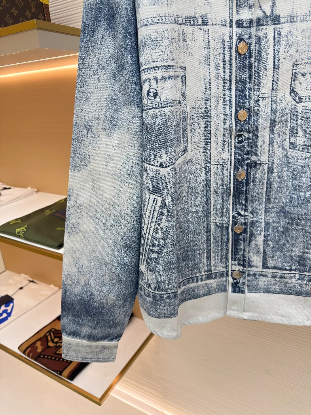 Dior mask printed shirt ●Authentic product: Purchased and developed by 7399 ●Item number: 1680697-B50 ●Fabric: twill gauze fabric ●Technology: printing production ●Version: fitted version ●Weight: about 655 grams ●Size: 38-39-40-41 ●Description: Using the direct-injection paint printing process, all flower positions of the Y version are scanned, and the printing artwork is hand-painted on each piece of paper. For large products, the printing method of pieces of cloth is used, and the pattern size is adjusted according to the size change to ensure consistent printing effect for each size. The pieces are accurately cut using the laser burning process, and the matching aluminum alloy has a letter logo. The overall wiring is straight and delicate, the fabric is comfortable and soft, and the color is consistent without color difference. It can be matched with the same style to create a fashionable look and control various occasions. Customized accessories, complete with three standards, same style for men and women!