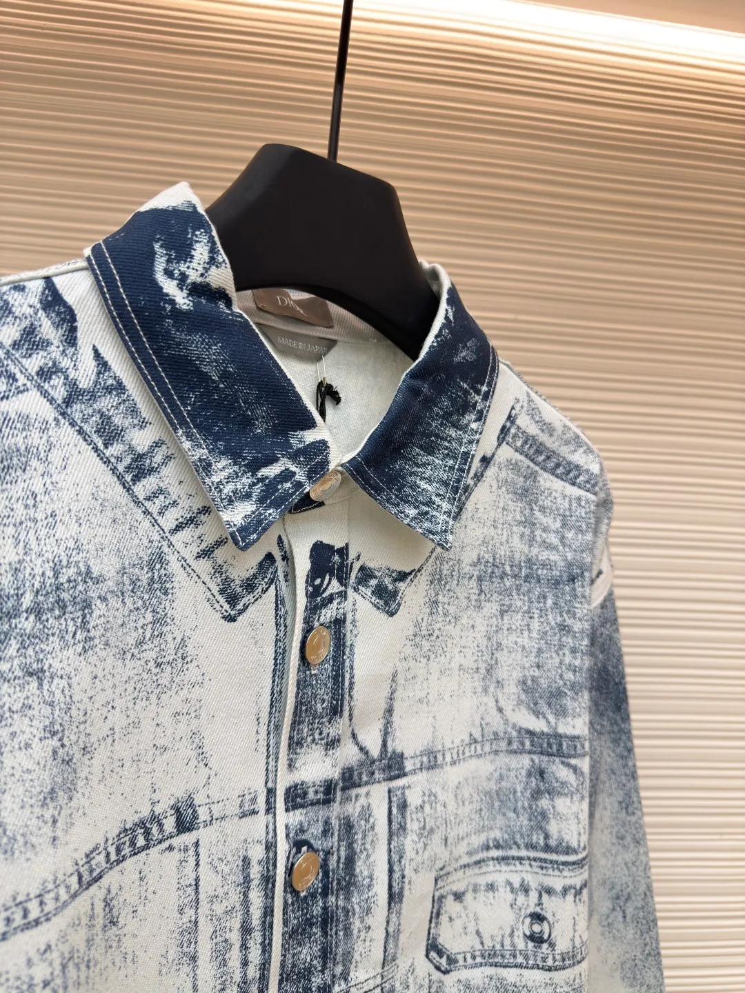 Dior mask printed shirt ●Authentic product: Purchased and developed by 7399 ●Item number: 1680697-B50 ●Fabric: twill gauze fabric ●Technology: printing production ●Version: fitted version ●Weight: about 655 grams ●Size: 38-39-40-41 ●Description: Using the direct-injection paint printing process, all flower positions of the Y version are scanned, and the printing artwork is hand-painted on each piece of paper. For large products, the printing method of pieces of cloth is used, and the pattern size is adjusted according to the size change to ensure consistent printing effect for each size. The pieces are accurately cut using the laser burning process, and the matching aluminum alloy has a letter logo. The overall wiring is straight and delicate, the fabric is comfortable and soft, and the color is consistent without color difference. It can be matched with the same style to create a fashionable look and control various occasions. Customized accessories, complete with three standards, same style for men and women!