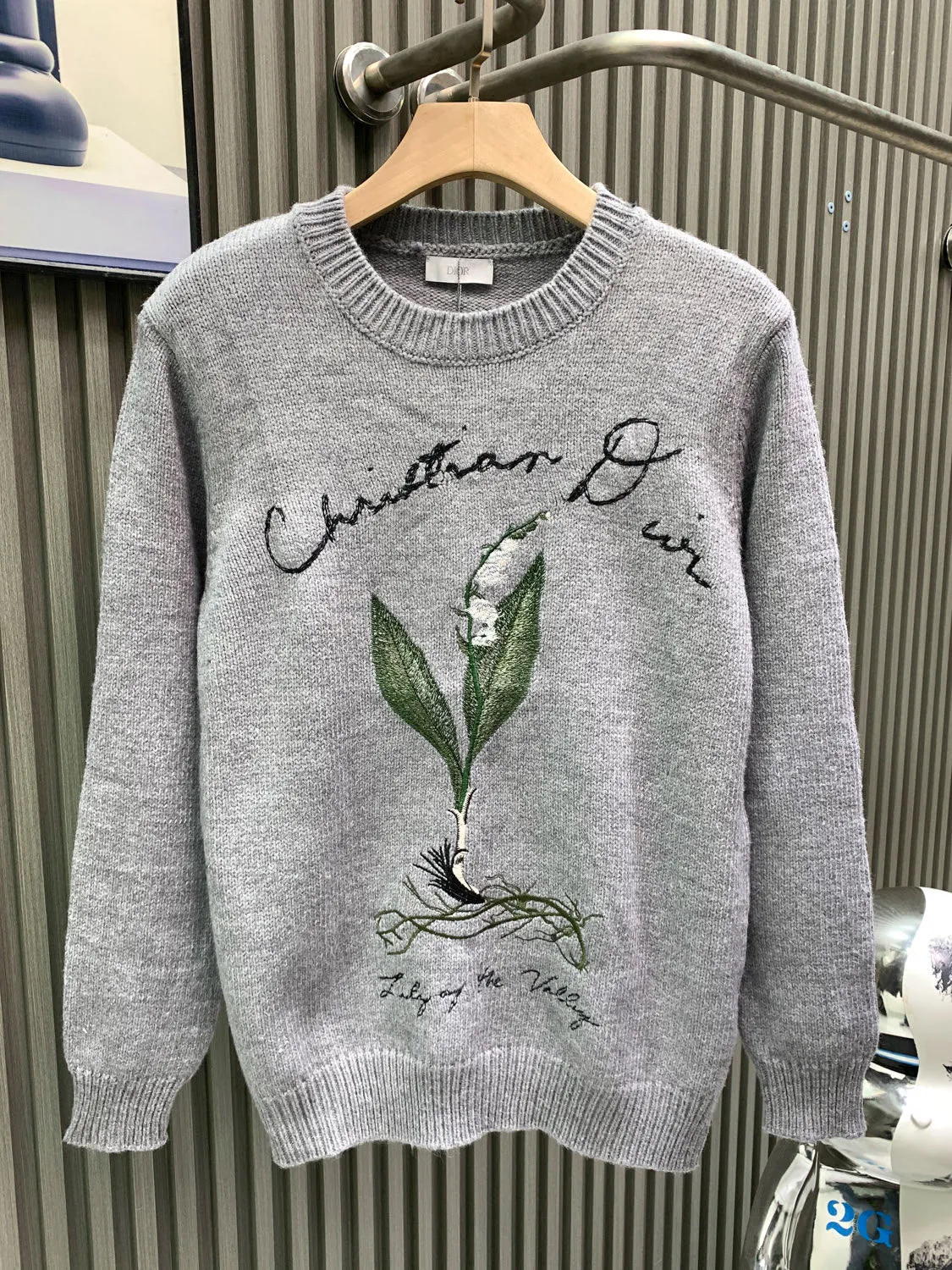 🅿️400 🀄️ DIOR Dio 2025 new autumn and winter new handmade shirt is decorated with exquisite lily of the valley flower embroidery, embellished with handwritten style Cistian logo and Lily of the Valley words to pay tribute to the beauty of plants. It is carefully made of gray blended plain handmade fabric. It is paired with a ribbed round neck, hem and cuffs. Special wool blended pilling yarn has a ball-by-ball effect. The color of light floral gray requires dyed yarn and the softness of the wool must be achieved. The yarn production period is 1 month. The embroidery is made of 12 colors. Real 10,000-needle embroidery. The full three-dimensionality is visible to the naked eye. In addition, the unique chain embroidery, flat embroidery and hollow embroidery are combined with multiple techniques to show the classic charm. It can be paired with jeans to create an everyday look or with trousers to create a more formal look. Cistian lily of the valley embroidered ribbed round neck, cuffs and hem