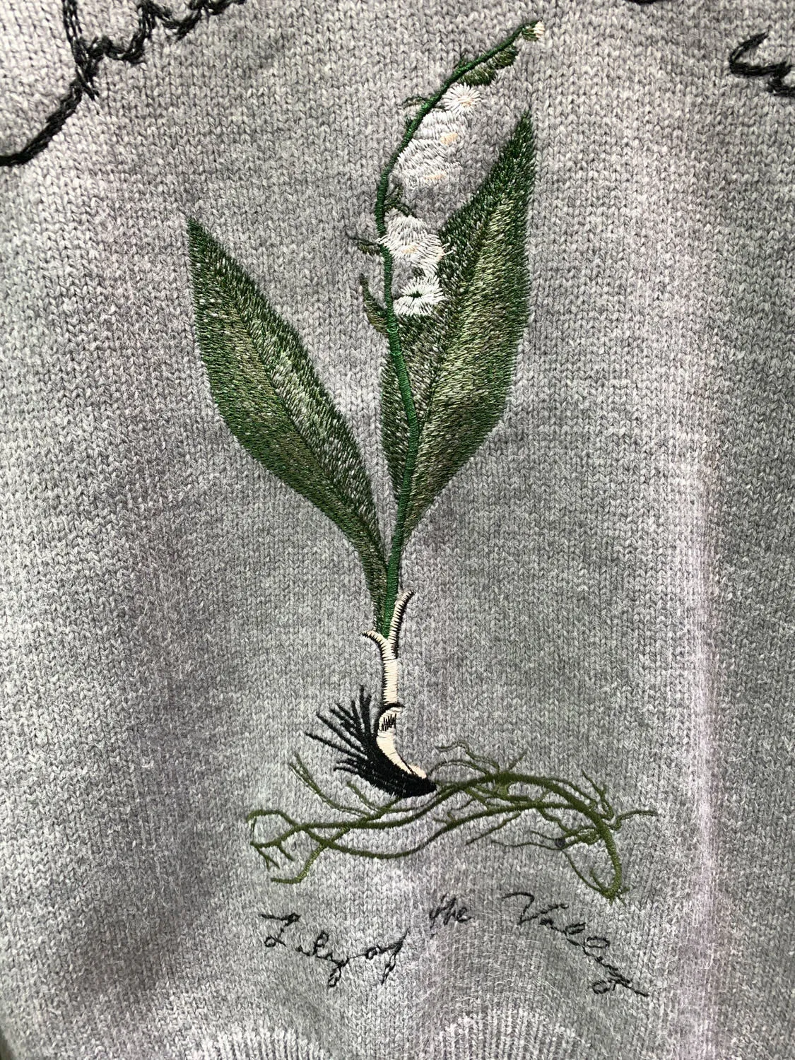 🅿️400 🀄️ DIOR Dio 2025 new autumn and winter new handmade shirt is decorated with exquisite lily of the valley flower embroidery, embellished with handwritten style Cistian logo and Lily of the Valley words to pay tribute to the beauty of plants. It is carefully made of gray blended plain handmade fabric. It is paired with a ribbed round neck, hem and cuffs. Special wool blended pilling yarn has a ball-by-ball effect. The color of light floral gray requires dyed yarn and the softness of the wool must be achieved. The yarn production period is 1 month. The embroidery is made of 12 colors. Real 10,000-needle embroidery. The full three-dimensionality is visible to the naked eye. In addition, the unique chain embroidery, flat embroidery and hollow embroidery are combined with multiple techniques to show the classic charm. It can be paired with jeans to create an everyday look or with trousers to create a more formal look. Cistian lily of the valley embroidered ribbed round neck, cuffs and hem