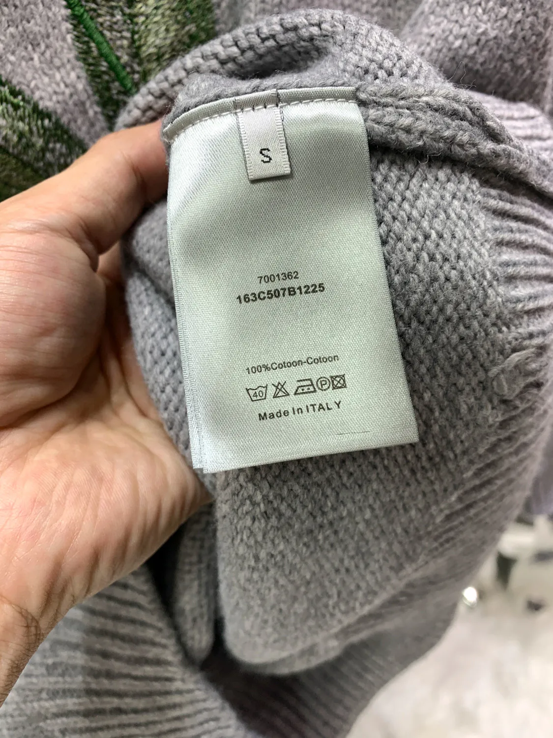 🅿️400 🀄️ DIOR Dio 2025 new autumn and winter new handmade shirt is decorated with exquisite lily of the valley flower embroidery, embellished with handwritten style Cistian logo and Lily of the Valley words to pay tribute to the beauty of plants. It is carefully made of gray blended plain handmade fabric. It is paired with a ribbed round neck, hem and cuffs. Special wool blended pilling yarn has a ball-by-ball effect. The color of light floral gray requires dyed yarn and the softness of the wool must be achieved. The yarn production period is 1 month. The embroidery is made of 12 colors. Real 10,000-needle embroidery. The full three-dimensionality is visible to the naked eye. In addition, the unique chain embroidery, flat embroidery and hollow embroidery are combined with multiple techniques to show the classic charm. It can be paired with jeans to create an everyday look or with trousers to create a more formal look. Cistian lily of the valley embroidered ribbed round neck, cuffs and hem