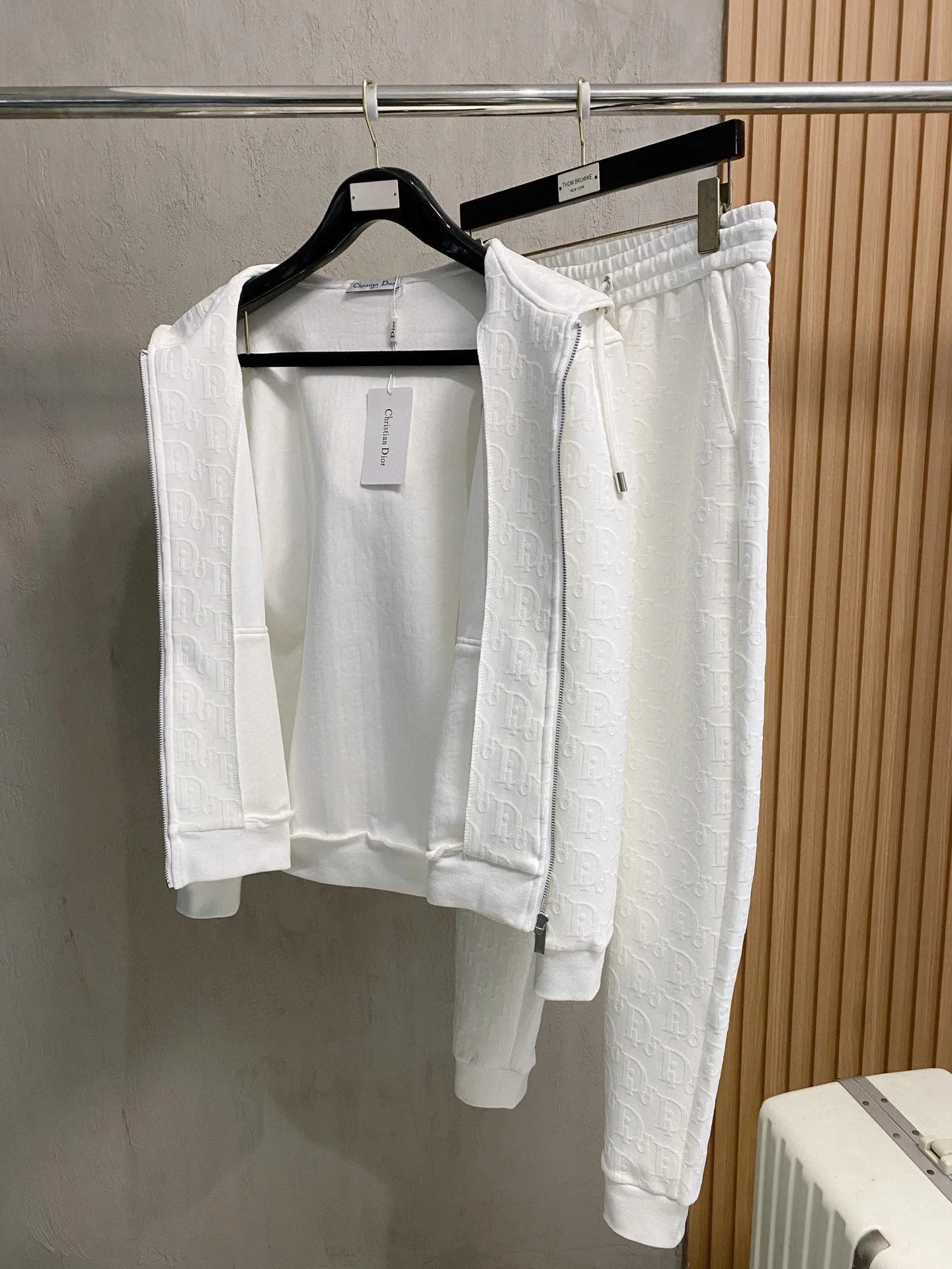 🅿️720 [DIOR Dior] Hot-selling suit is coming. Focus on the original version of the official website. 2025 new hot-selling cardigan and sweatshirt suit. The original order is the best 🇭🇰. It is the meticulous work of top designers for a fitting and perfect upper body effect. All-natural high-quality Tencel Roman cotton 100%, close-fitting comfort, noble and elegant! Original hardware embodies elegance and nobility! Counter size: M-3XL (maximum wear up to 190 pounds)