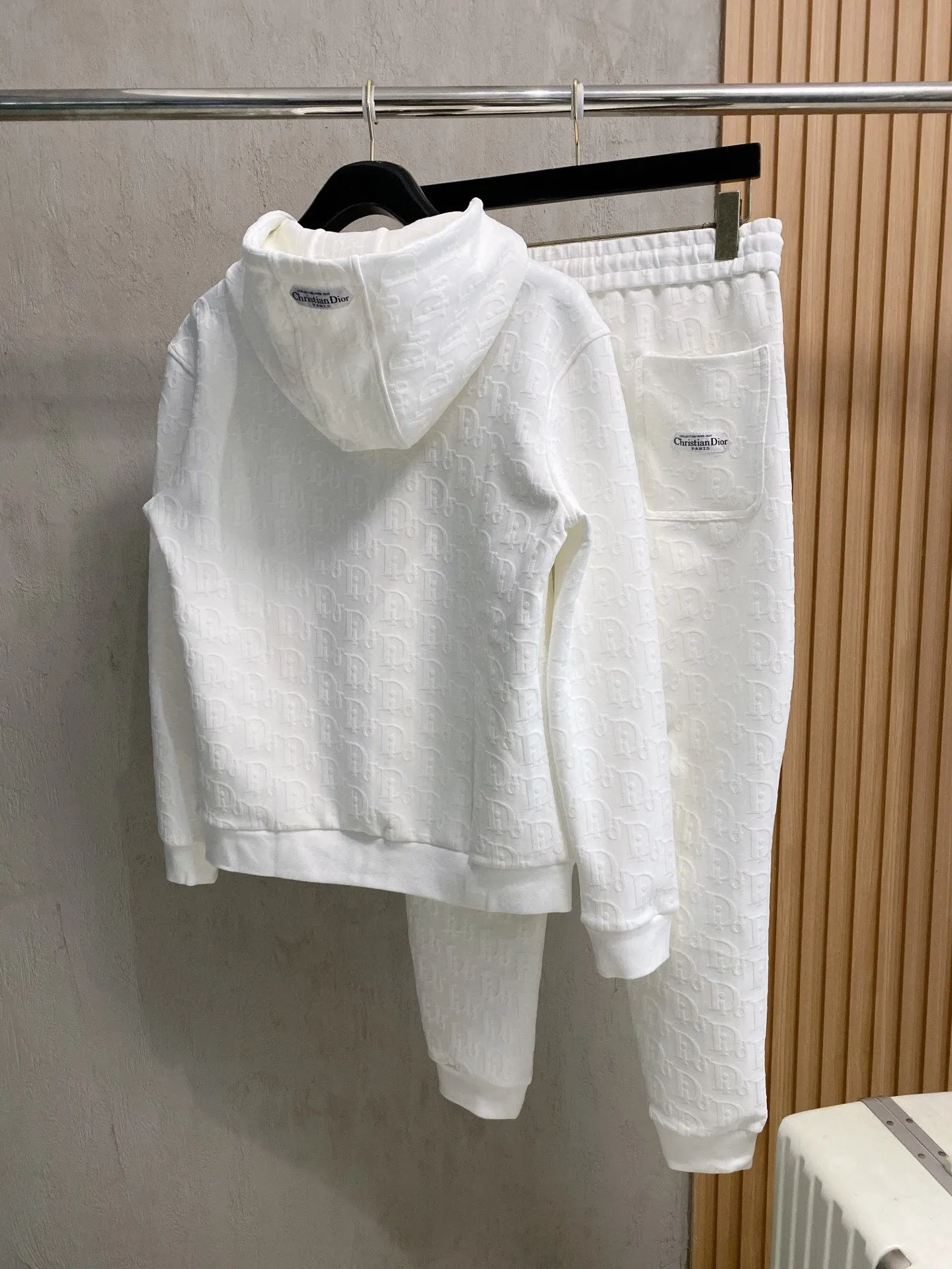 🅿️720 [DIOR Dior] Hot-selling suit is coming. Focus on the original version of the official website. 2025 new hot-selling cardigan and sweatshirt suit. The original order is the best 🇭🇰. It is the meticulous work of top designers for a fitting and perfect upper body effect. All-natural high-quality Tencel Roman cotton 100%, close-fitting comfort, noble and elegant! Original hardware embodies elegance and nobility! Counter size: M-3XL (maximum wear up to 190 pounds)