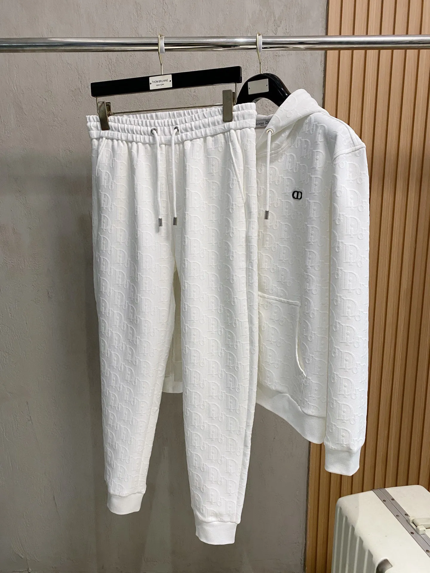 🅿️720 [DIOR Dior] Hot-selling suit is coming. Focus on the original version of the official website. 2025 new hot-selling cardigan and sweatshirt suit. The original order is the best 🇭🇰. It is the meticulous work of top designers for a fitting and perfect upper body effect. All-natural high-quality Tencel Roman cotton 100%, close-fitting comfort, noble and elegant! Original hardware embodies elegance and nobility! Counter size: M-3XL (maximum wear up to 190 pounds)