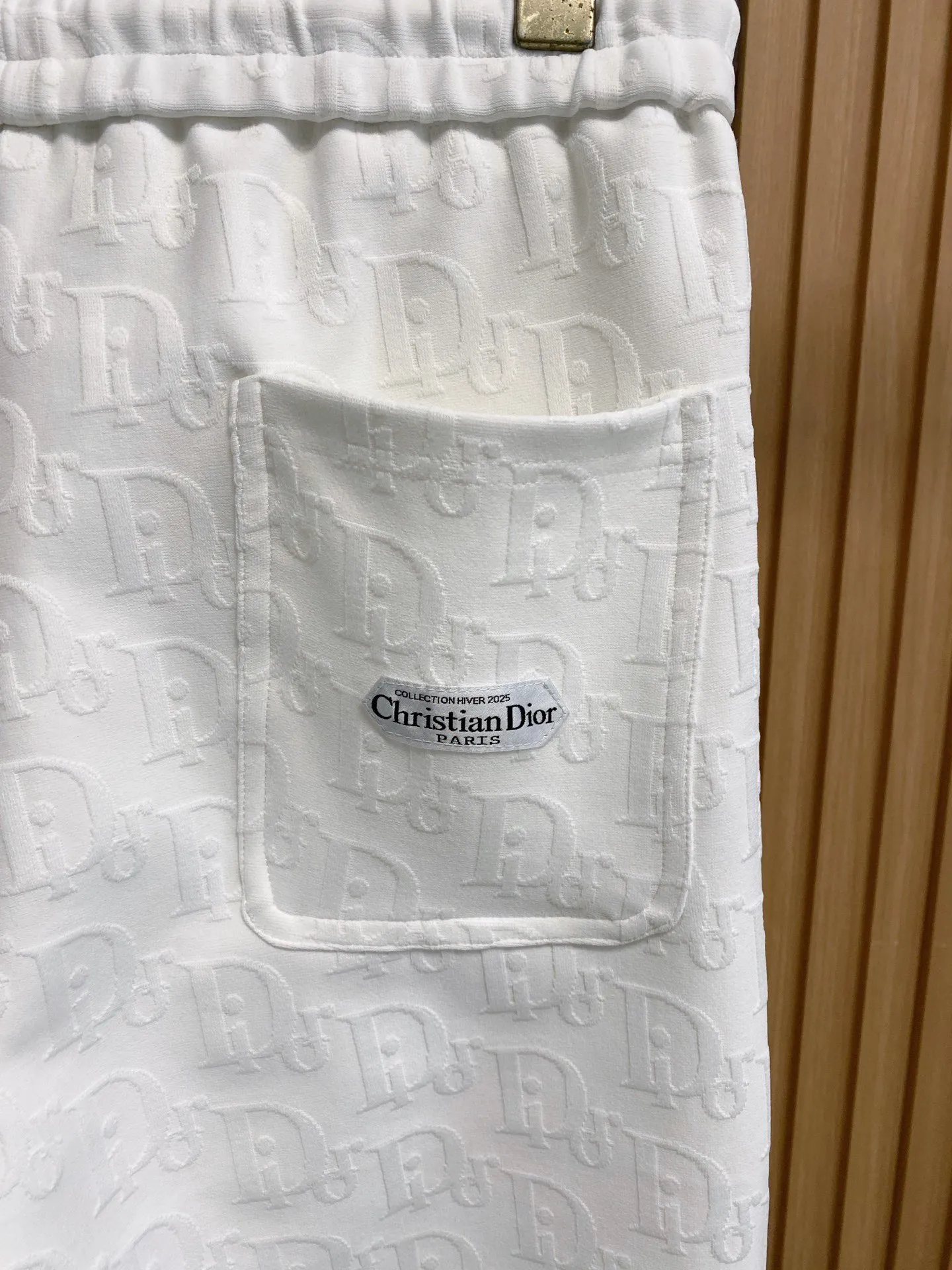 🅿️720 [DIOR Dior] Hot-selling suit is coming. Focus on the original version of the official website. 2025 new hot-selling cardigan and sweatshirt suit. The original order is the best 🇭🇰. It is the meticulous work of top designers for a fitting and perfect upper body effect. All-natural high-quality Tencel Roman cotton 100%, close-fitting comfort, noble and elegant! Original hardware embodies elegance and nobility! Counter size: M-3XL (maximum wear up to 190 pounds)