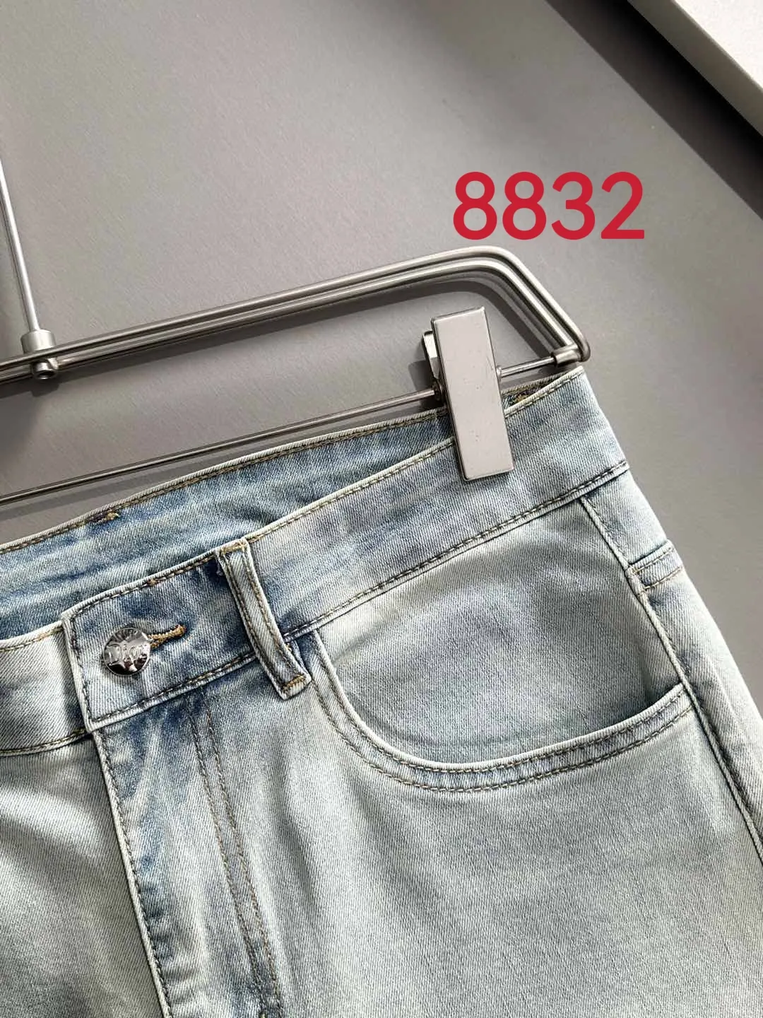 🅿️400 Dior 2025 summer slim jeans trousers, woven from imported Japanese Denim plain cotton denim fabric, complete with three standards, simple yet elegant, soft, delicate and comfortable, versatile and fashionable upper body! Light luxury, a must-have item for daily commuting! 8832 code number: 28-38 (please state your height and weight when placing an order)