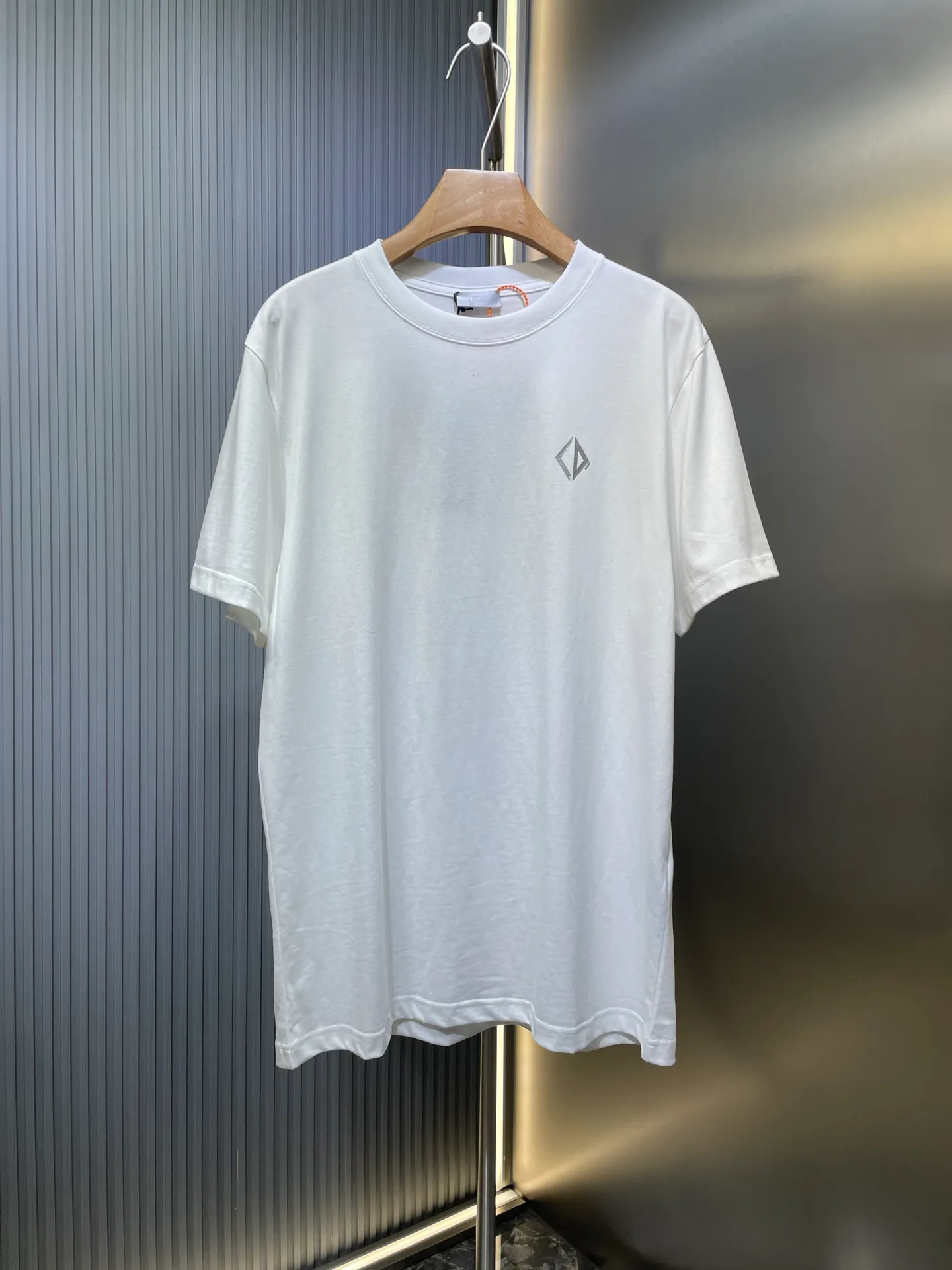 🅿️250 dior🌟【Top replica】2025ss reflective diamond logo round neck short sleeves. This T-shirt is a new product for the spring and summer of 2025. It is an upgraded version of the classic wardrobe essentials. Made of cotton jersey with cd diamond reflective logo on the chest and lah on the back. The loose, comfortable fit can be easily worn with or. Reflective cd diamond logo on chest reflective dior print on back sizes: s-xl