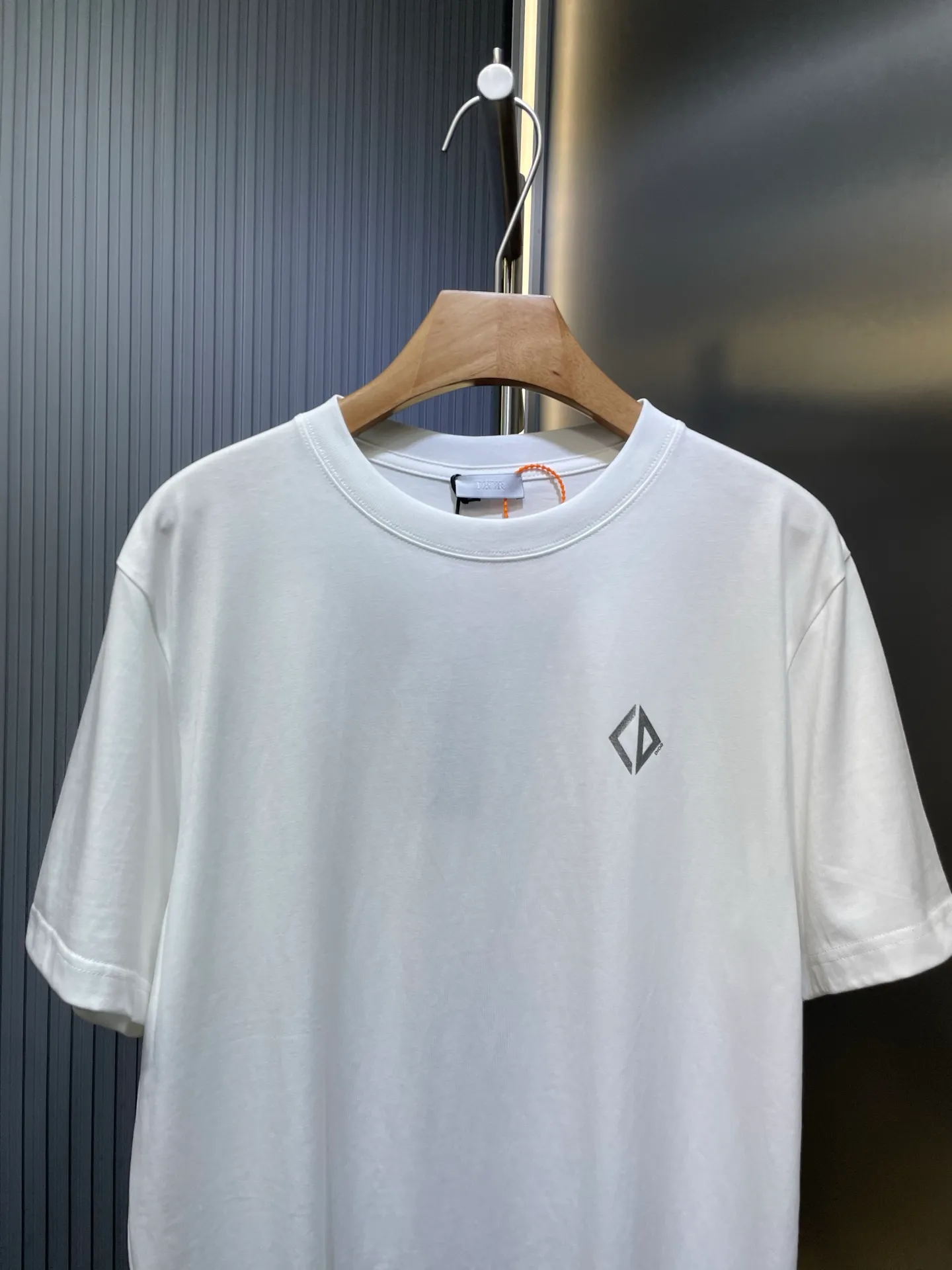 🅿️250 dior🌟【Top replica】2025ss reflective diamond logo round neck short sleeves. This T-shirt is a new product for the spring and summer of 2025. It is an upgraded version of the classic wardrobe essentials. Made of cotton jersey with cd diamond reflective logo on the chest and lah on the back. The loose, comfortable fit can be easily worn with or. Reflective cd diamond logo on chest reflective dior print on back sizes: s-xl