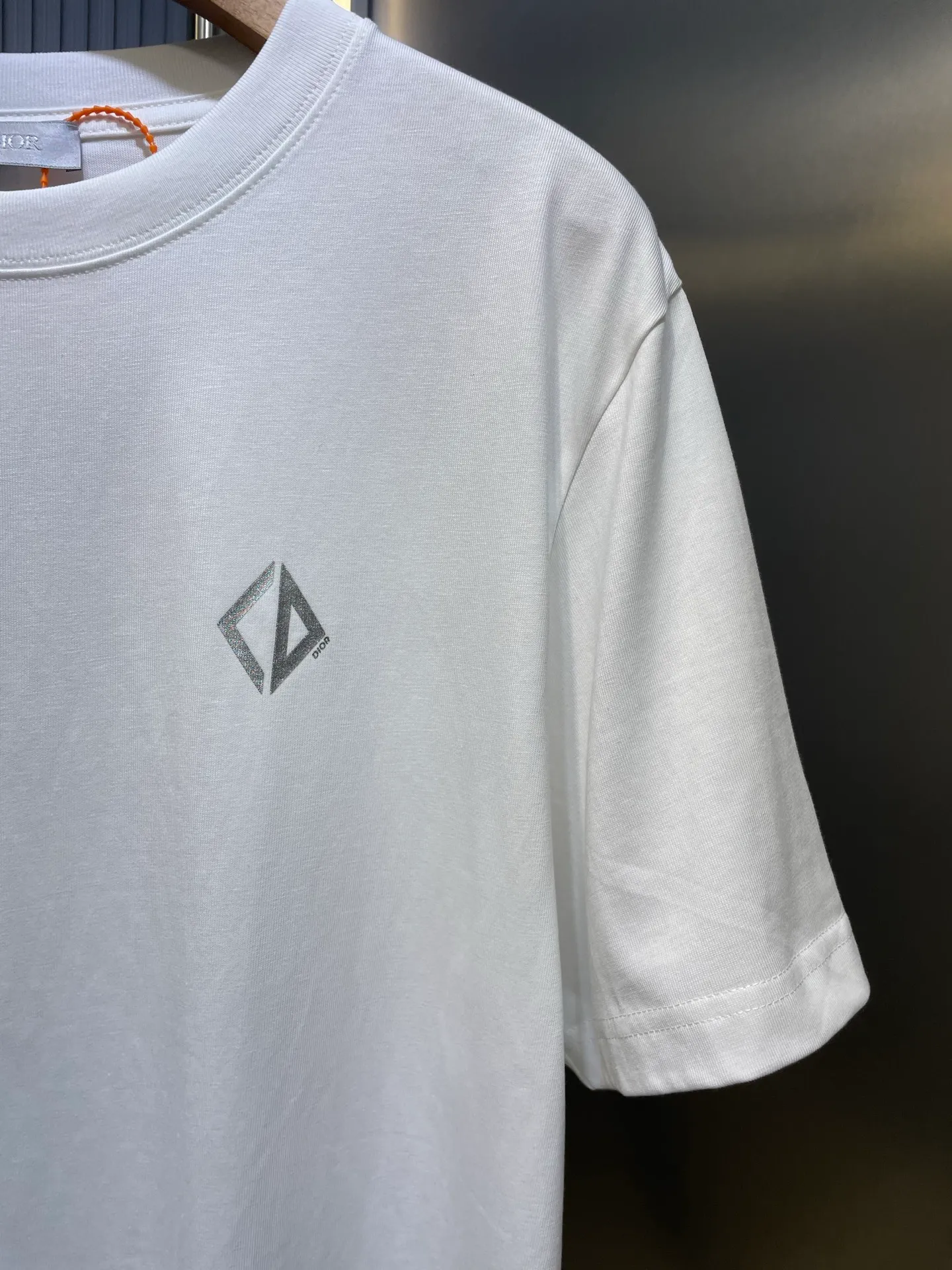 🅿️250 dior🌟【Top replica】2025ss reflective diamond logo round neck short sleeves. This T-shirt is a new product for the spring and summer of 2025. It is an upgraded version of the classic wardrobe essentials. Made of cotton jersey with cd diamond reflective logo on the chest and lah on the back. The loose, comfortable fit can be easily worn with or. Reflective cd diamond logo on chest reflective dior print on back sizes: s-xl
