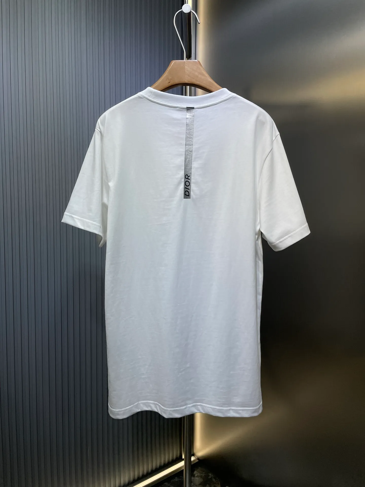 🅿️250 dior🌟【Top replica】2025ss reflective diamond logo round neck short sleeves. This T-shirt is a new product for the spring and summer of 2025. It is an upgraded version of the classic wardrobe essentials. Made of cotton jersey with cd diamond reflective logo on the chest and lah on the back. The loose, comfortable fit can be easily worn with or. Reflective cd diamond logo on chest reflective dior print on back sizes: s-xl