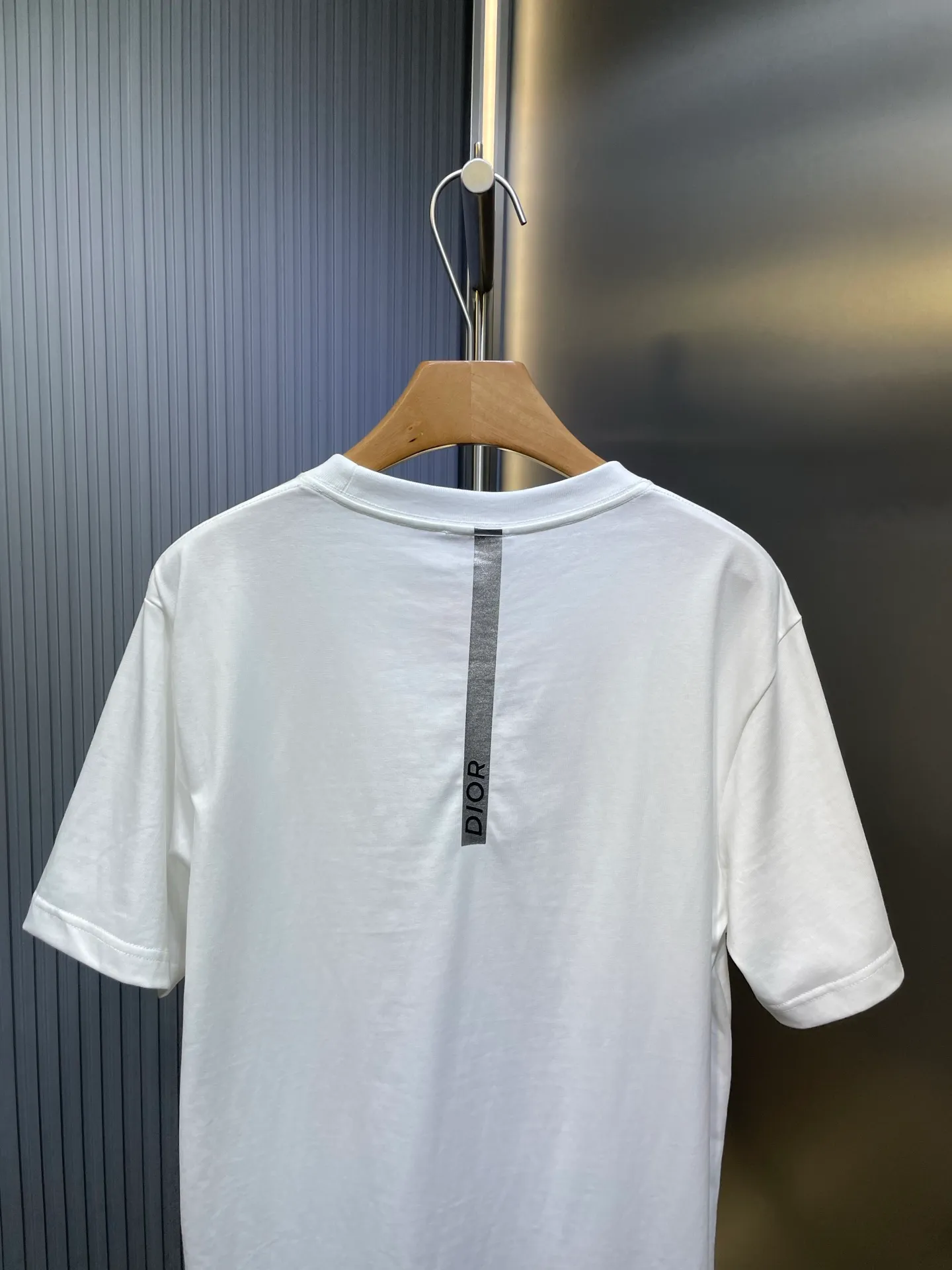 🅿️250 dior🌟【Top replica】2025ss reflective diamond logo round neck short sleeves. This T-shirt is a new product for the spring and summer of 2025. It is an upgraded version of the classic wardrobe essentials. Made of cotton jersey with cd diamond reflective logo on the chest and lah on the back. The loose, comfortable fit can be easily worn with or. Reflective cd diamond logo on chest reflective dior print on back sizes: s-xl