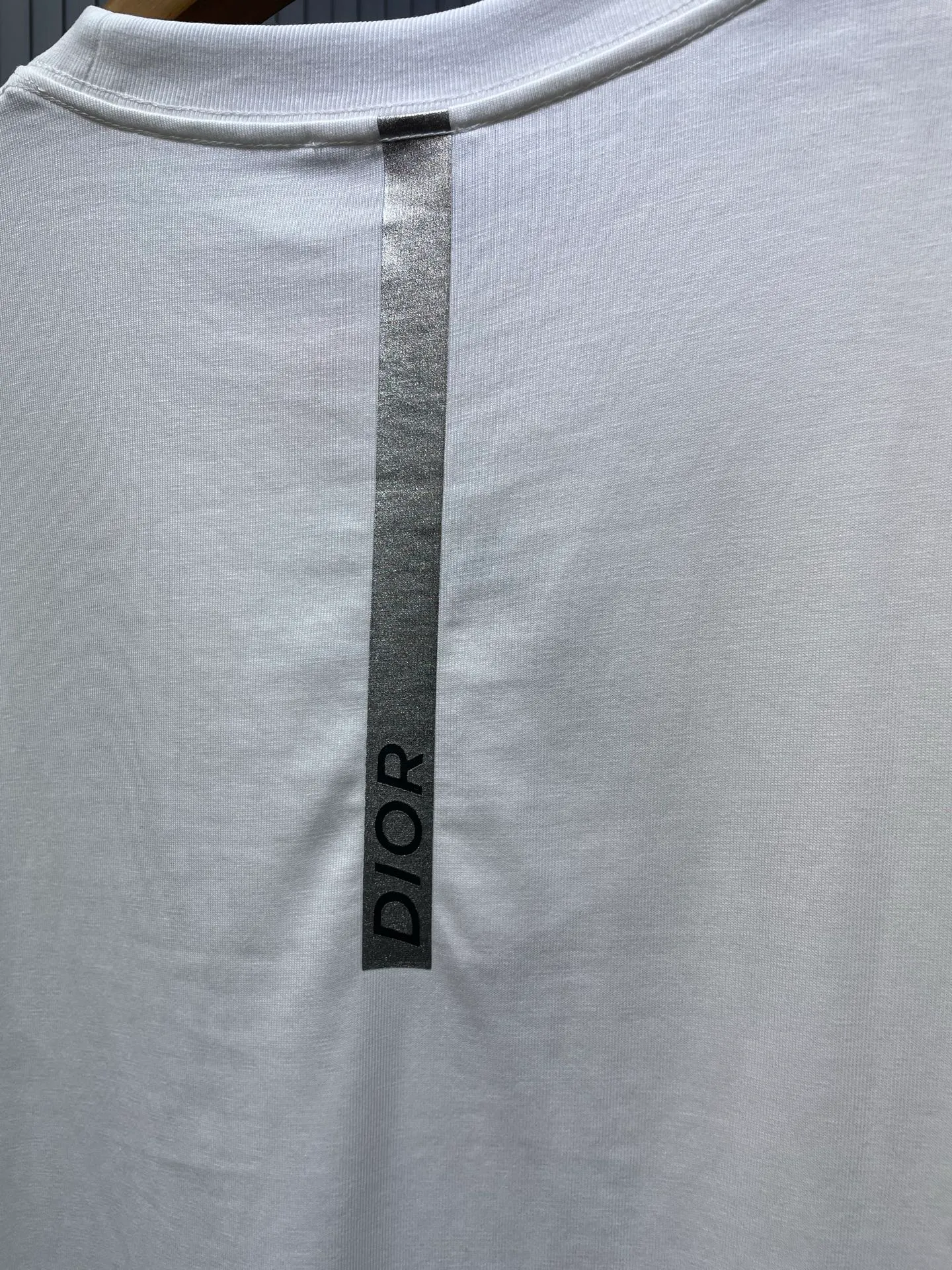 🅿️250 dior🌟【Top replica】2025ss reflective diamond logo round neck short sleeves. This T-shirt is a new product for the spring and summer of 2025. It is an upgraded version of the classic wardrobe essentials. Made of cotton jersey with cd diamond reflective logo on the chest and lah on the back. The loose, comfortable fit can be easily worn with or. Reflective cd diamond logo on chest reflective dior print on back sizes: s-xl