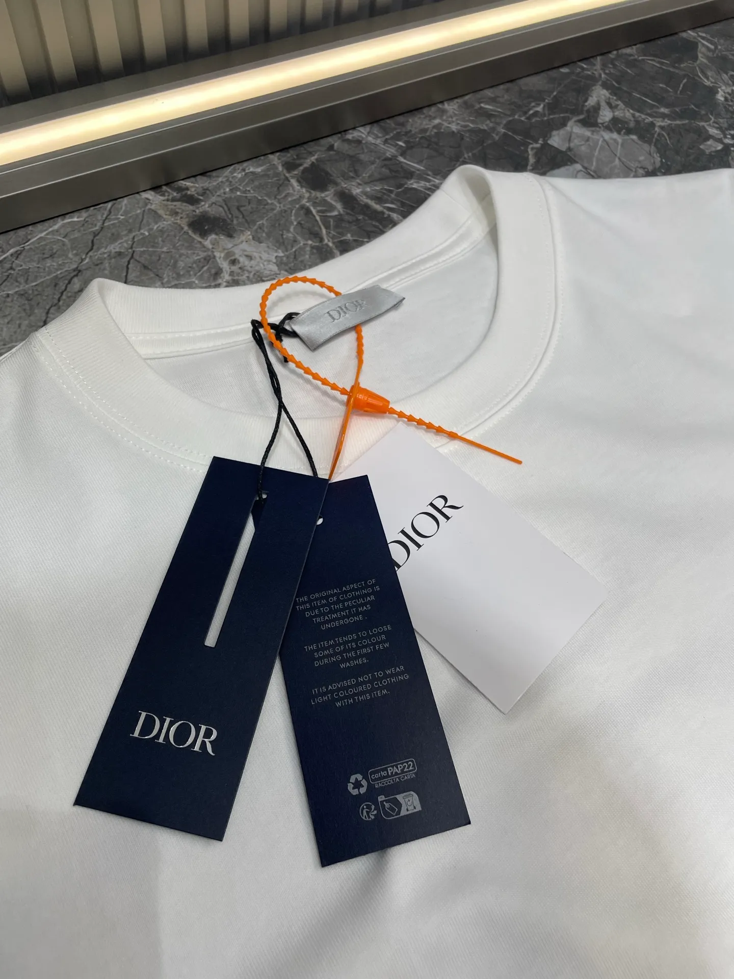 🅿️250 dior🌟【Top replica】2025ss reflective diamond logo round neck short sleeves. This T-shirt is a new product for the spring and summer of 2025. It is an upgraded version of the classic wardrobe essentials. Made of cotton jersey with cd diamond reflective logo on the chest and lah on the back. The loose, comfortable fit can be easily worn with or. Reflective cd diamond logo on chest reflective dior print on back sizes: s-xl
