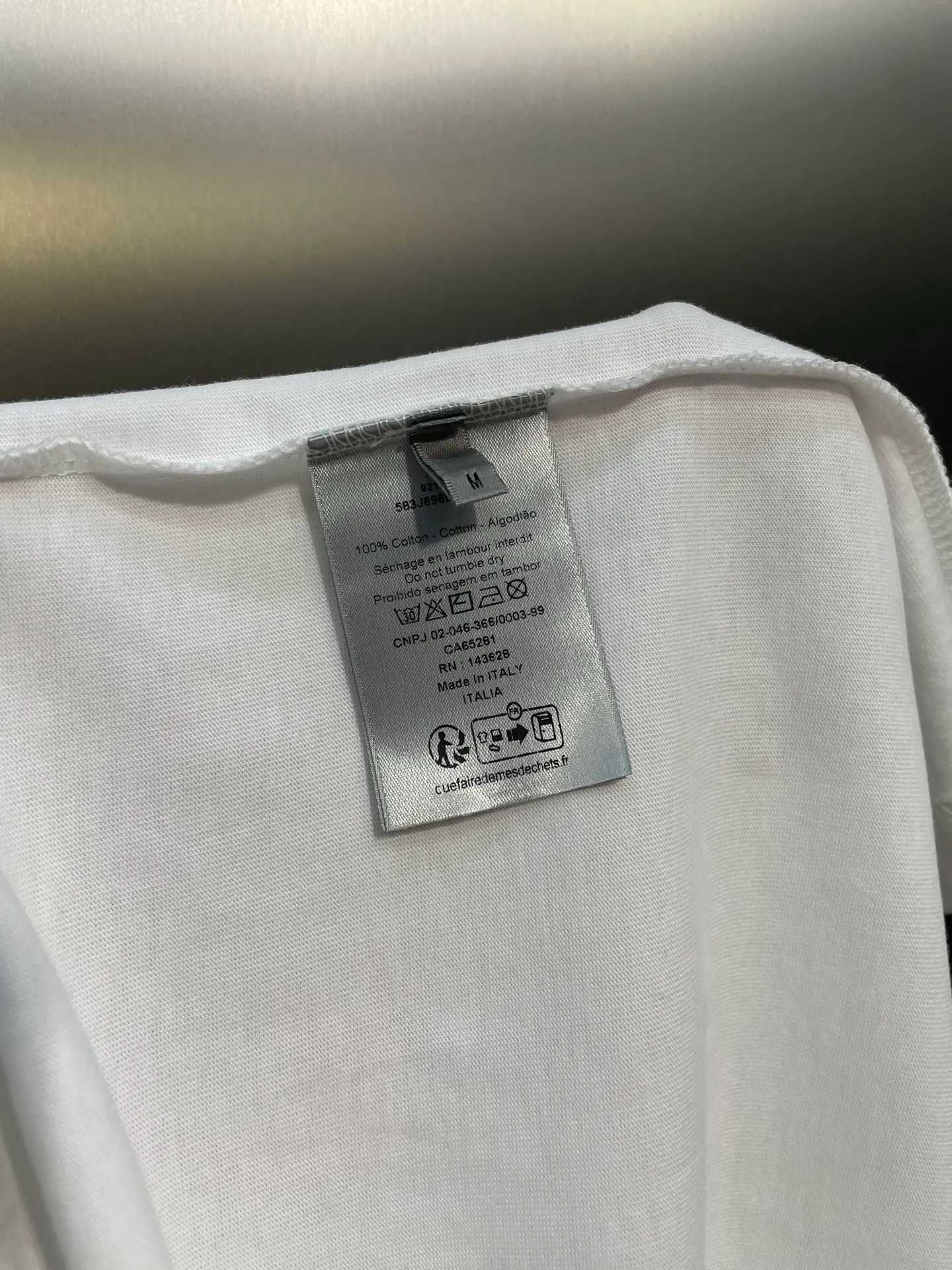 🅿️250 dior🌟【Top replica】2025ss reflective diamond logo round neck short sleeves. This T-shirt is a new product for the spring and summer of 2025. It is an upgraded version of the classic wardrobe essentials. Made of cotton jersey with cd diamond reflective logo on the chest and lah on the back. The loose, comfortable fit can be easily worn with or. Reflective cd diamond logo on chest reflective dior print on back sizes: s-xl