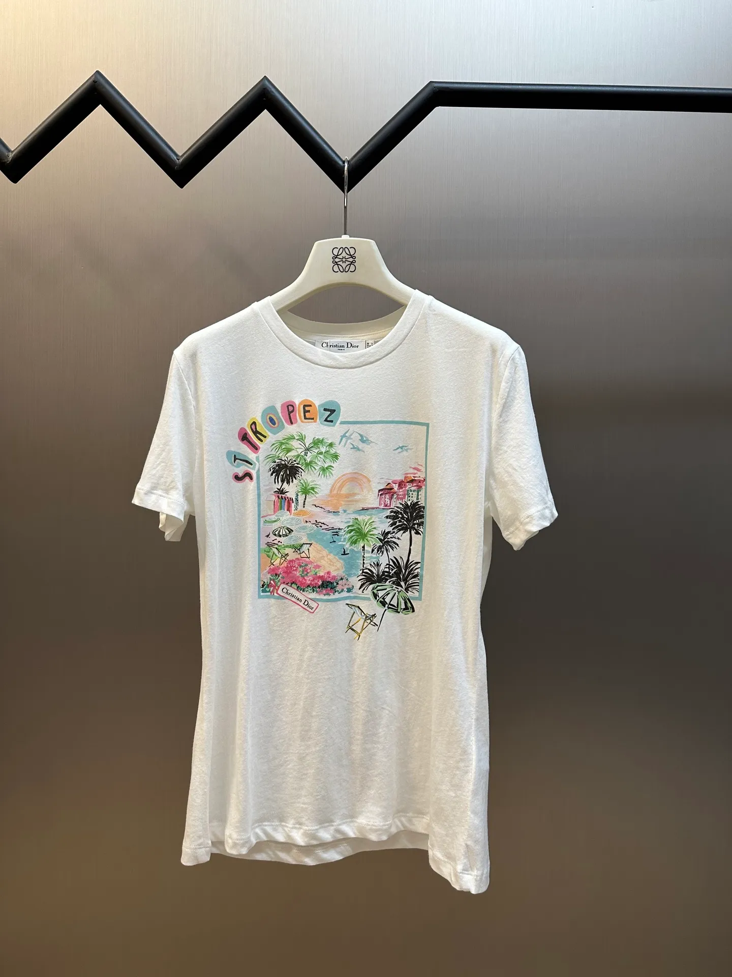 🅿️280 Dior souvenir printed short-sleeve This T-shirt comes from the Dioriviera Souvenir series, echoing the meaning of the series and paying tribute to Mr. Dior's passion for travel. Decorated with brightly colored images of Paris, it reflects the captivating, joyful and timeless charm of this destination.  size：s m l
