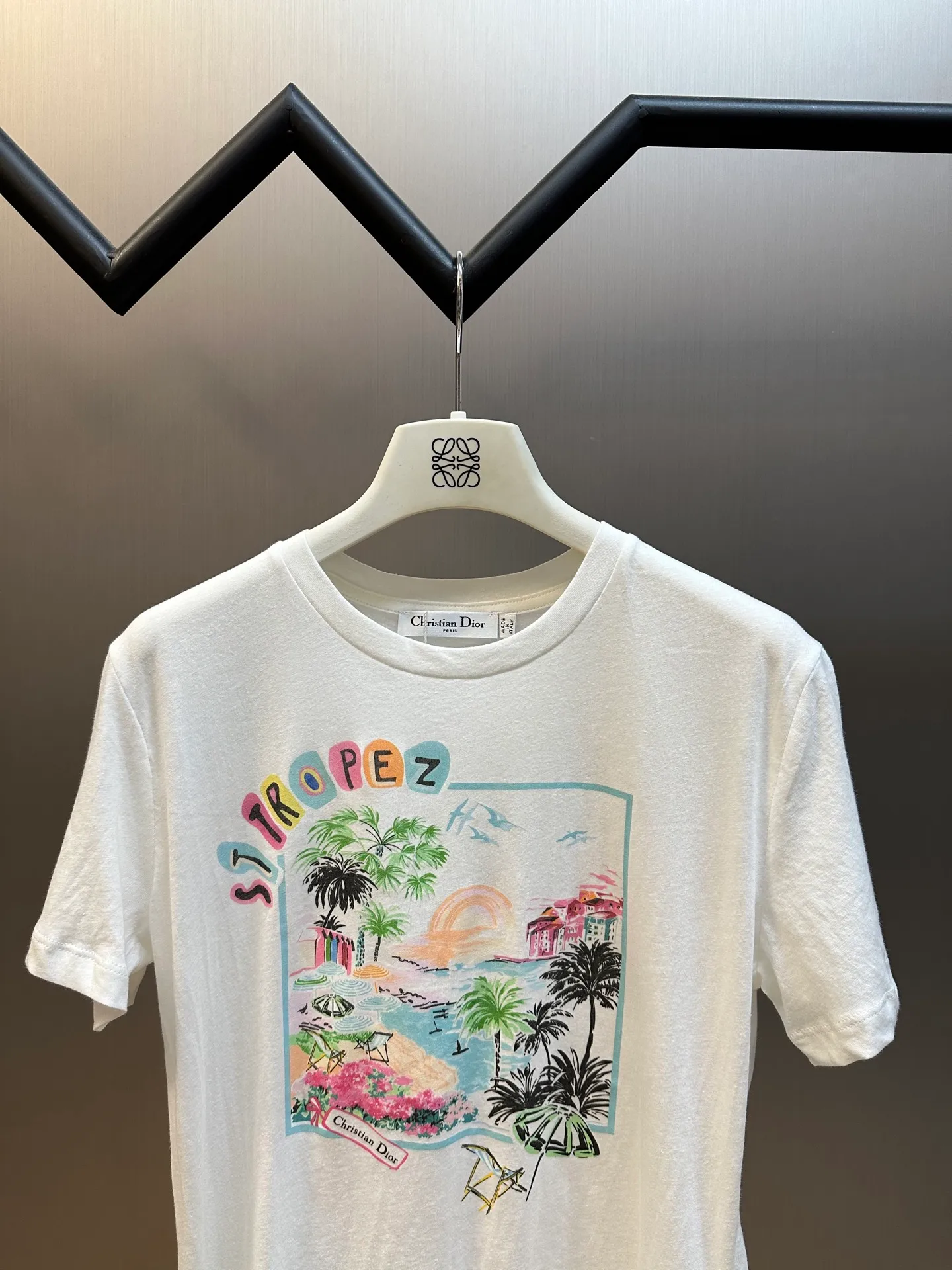 🅿️280 Dior souvenir printed short-sleeve This T-shirt comes from the Dioriviera Souvenir series, echoing the meaning of the series and paying tribute to Mr. Dior's passion for travel. Decorated with brightly colored images of Paris, it reflects the captivating, joyful and timeless charm of this destination.  size：s m l