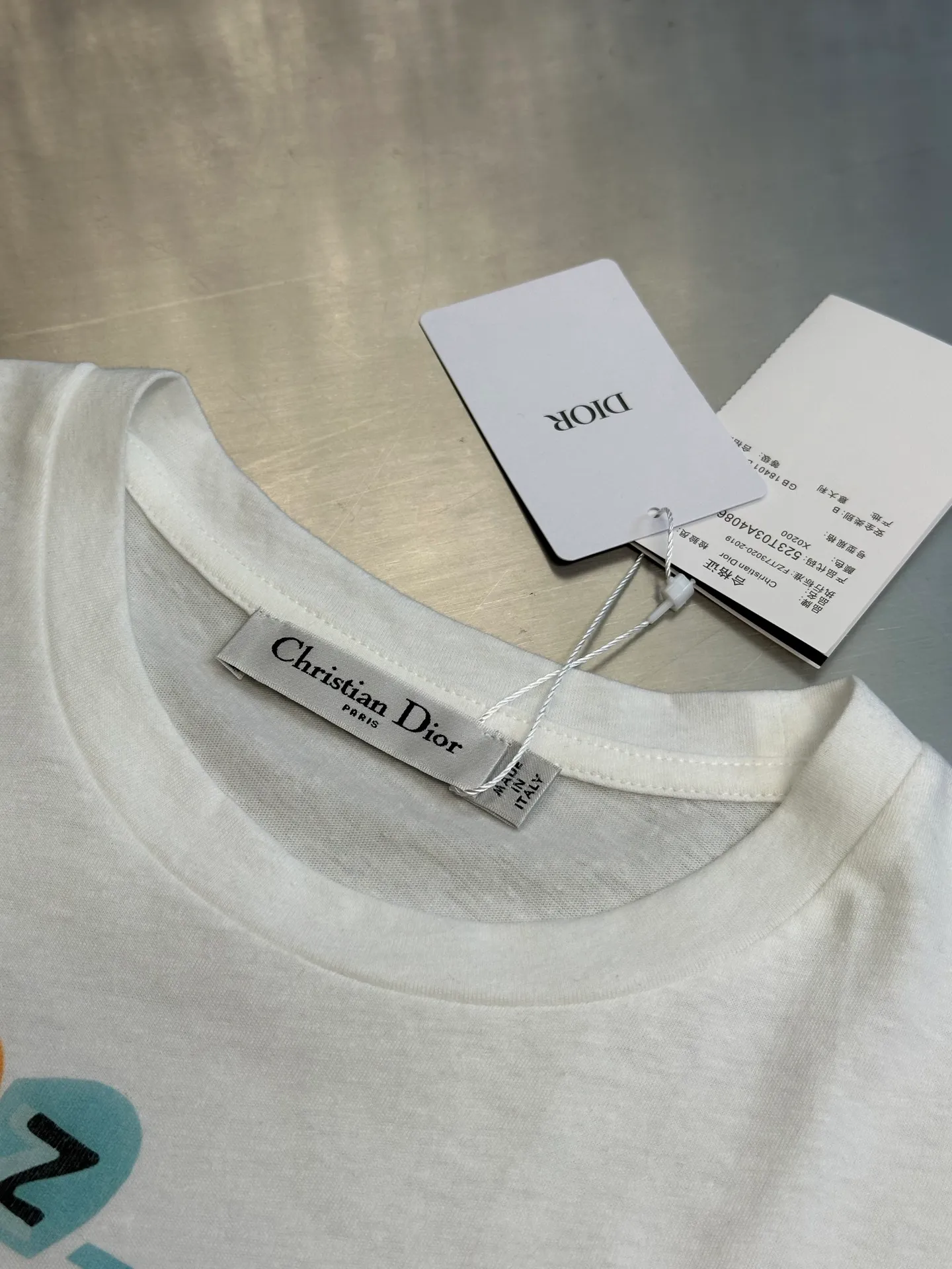 🅿️280 Dior souvenir printed short-sleeve This T-shirt comes from the Dioriviera Souvenir series, echoing the meaning of the series and paying tribute to Mr. Dior's passion for travel. Decorated with brightly colored images of Paris, it reflects the captivating, joyful and timeless charm of this destination.  size：s m l