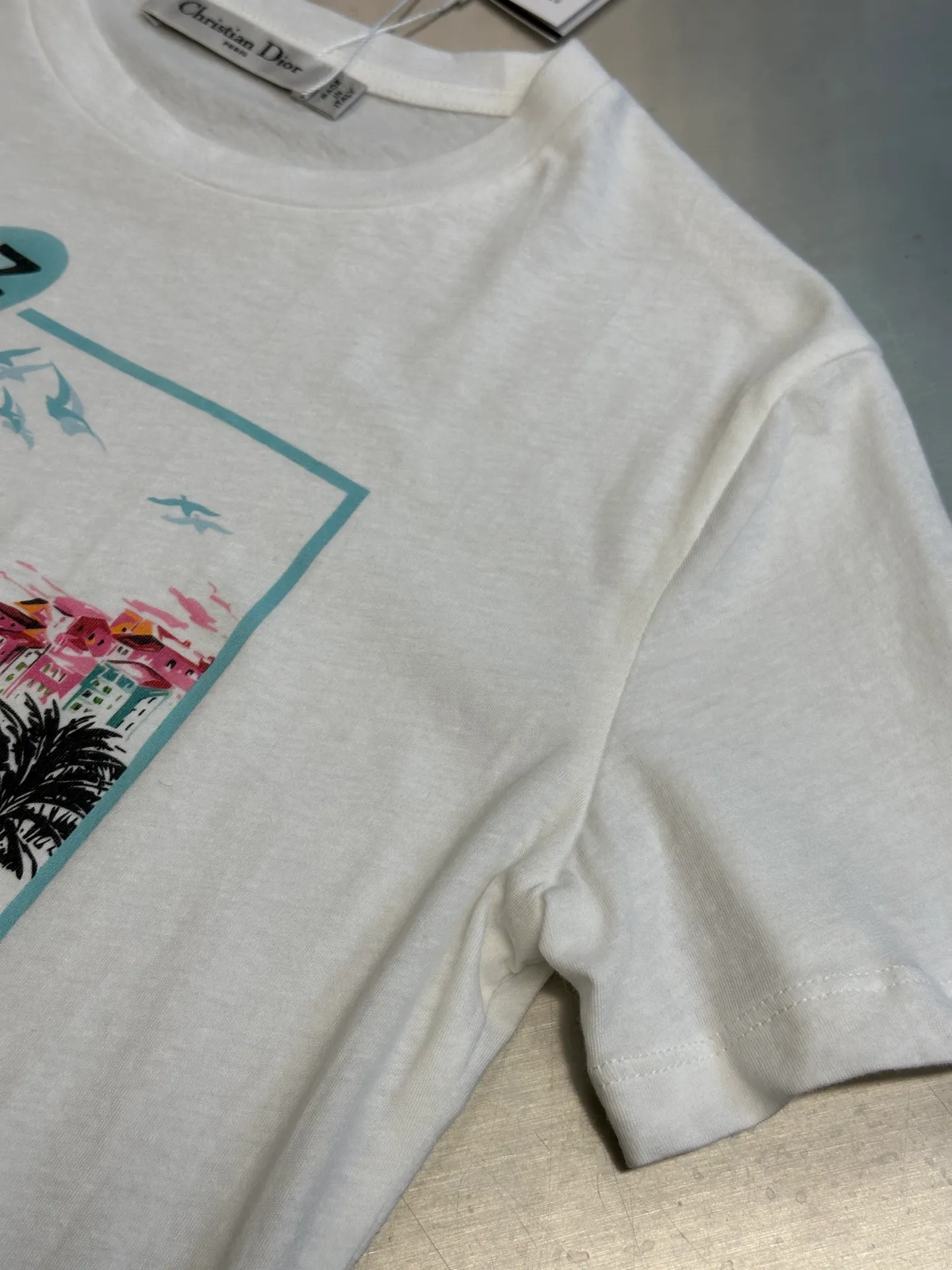 🅿️280 Dior souvenir printed short-sleeve This T-shirt comes from the Dioriviera Souvenir series, echoing the meaning of the series and paying tribute to Mr. Dior's passion for travel. Decorated with brightly colored images of Paris, it reflects the captivating, joyful and timeless charm of this destination.  size：s m l