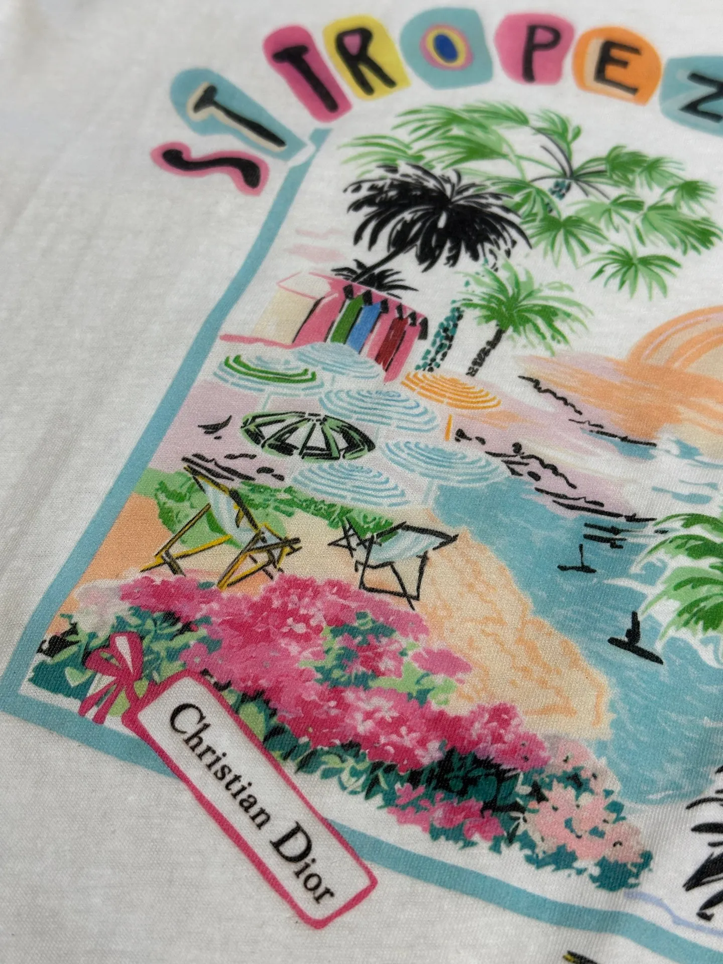 🅿️280 Dior souvenir printed short-sleeve This T-shirt comes from the Dioriviera Souvenir series, echoing the meaning of the series and paying tribute to Mr. Dior's passion for travel. Decorated with brightly colored images of Paris, it reflects the captivating, joyful and timeless charm of this destination.  size：s m l