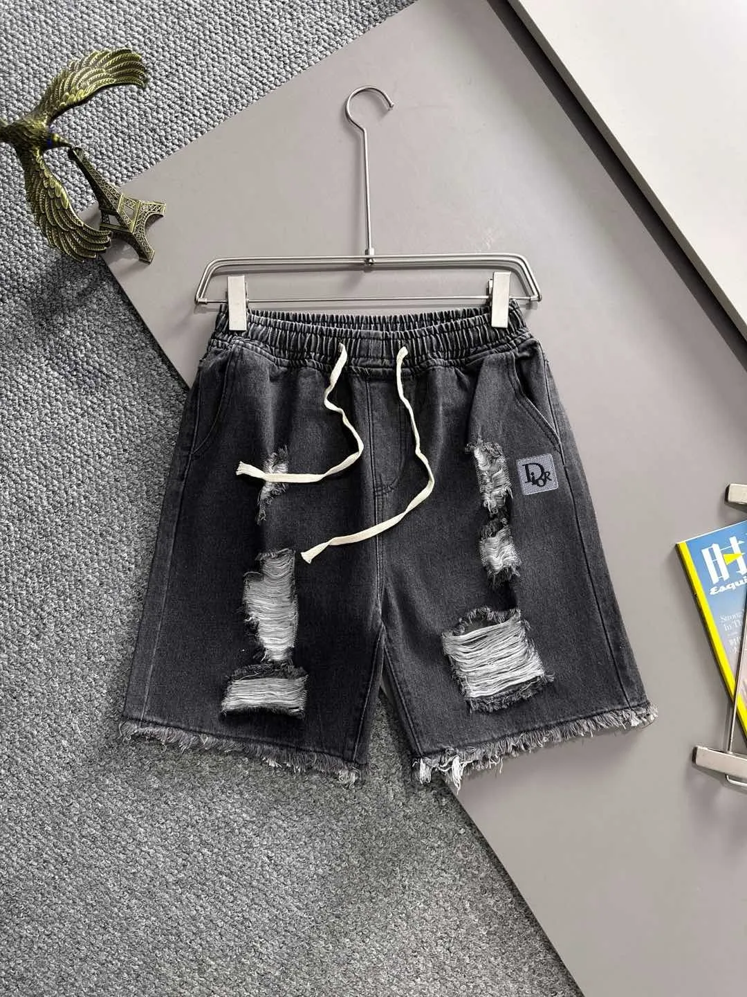 🅿️330 Dior's 2025 summer new jeans denim shorts are produced using imported Japanese Denim plain cotton denim fabrics, complete with three standards, and the top stonewashing process makes the texture reach the old taste of the 1980s, soft, delicate, comfortable and breathable.
