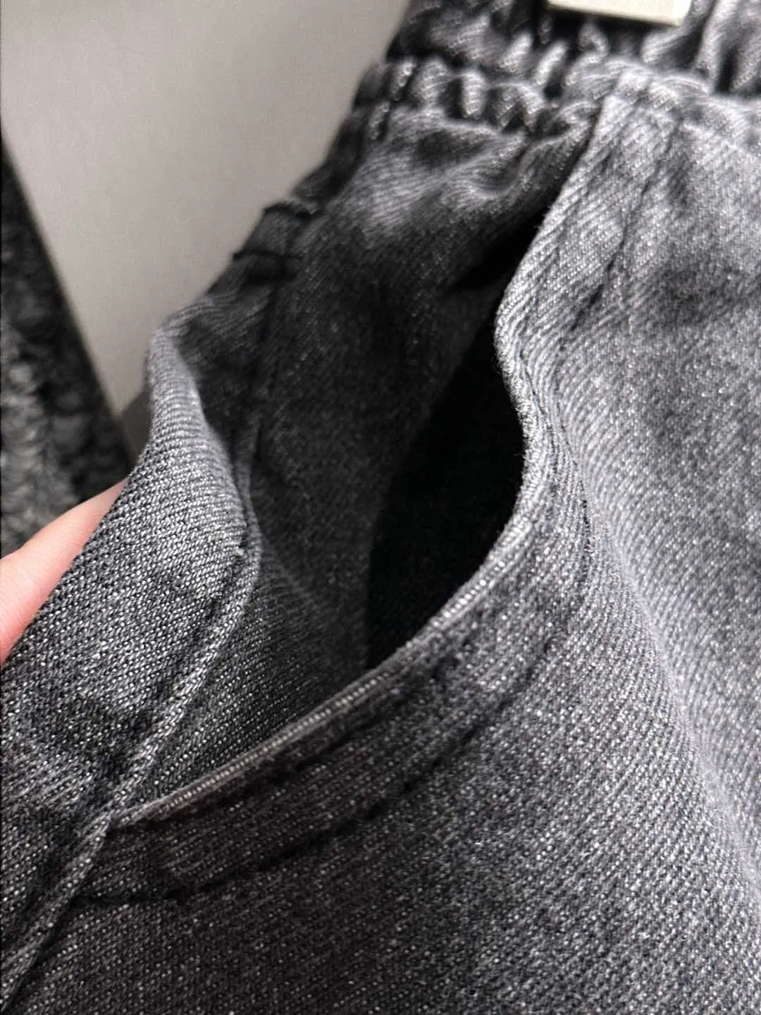 🅿️330 Dior's 2025 summer new jeans denim shorts are produced using imported Japanese Denim plain cotton denim fabrics, complete with three standards, and the top stonewashing process makes the texture reach the old taste of the 1980s, soft, delicate, comfortable and breathable.
