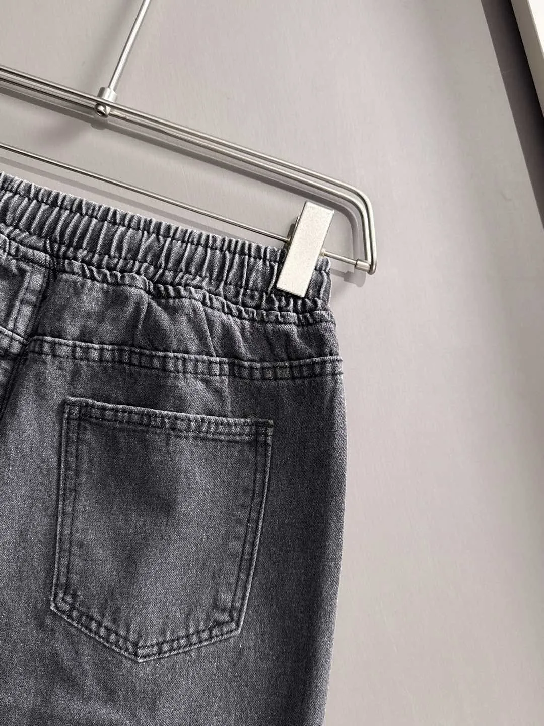 🅿️330 Dior's 2025 summer new jeans denim shorts are produced using imported Japanese Denim plain cotton denim fabrics, complete with three standards, and the top stonewashing process makes the texture reach the old taste of the 1980s, soft, delicate, comfortable and breathable.