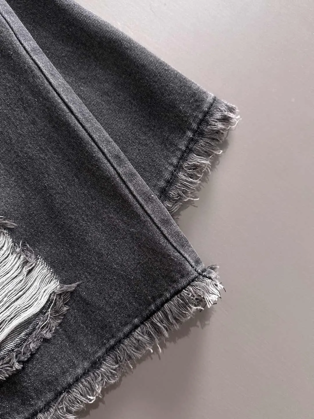 🅿️330 Dior's 2025 summer new jeans denim shorts are produced using imported Japanese Denim plain cotton denim fabrics, complete with three standards, and the top stonewashing process makes the texture reach the old taste of the 1980s, soft, delicate, comfortable and breathable.