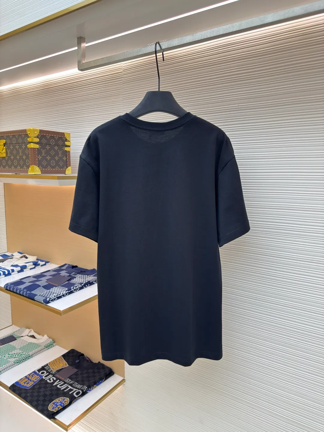 DIOR CD letter embroidery round neck short sleeves ●Authentic product: Purchased and developed for 5400 ●Item number: 1680437-A00 ●Fabric: pure cotton fabric ●Technology: embroidery process ●Version: fitted version ●Weight: about 320 grams ●Size: XS-S-M-L ●Description: The color is custom-woven and dyed, and the "CD" design on the chest. A perfect fashionable and trendy item! The oversize version is very slimming and can be worn with a T-skirt or shorts. Who wouldn’t love it? The texture of the customized fabric is super versatile and can be worn in all seasons. The overall routing is straight and delicate, the fabric is comfortable and soft, and the color is consistent with no color difference. It can be matched with the same style to create a fashionable look and control various occasions. Customized accessories, complete with three labels, same style for men and women!