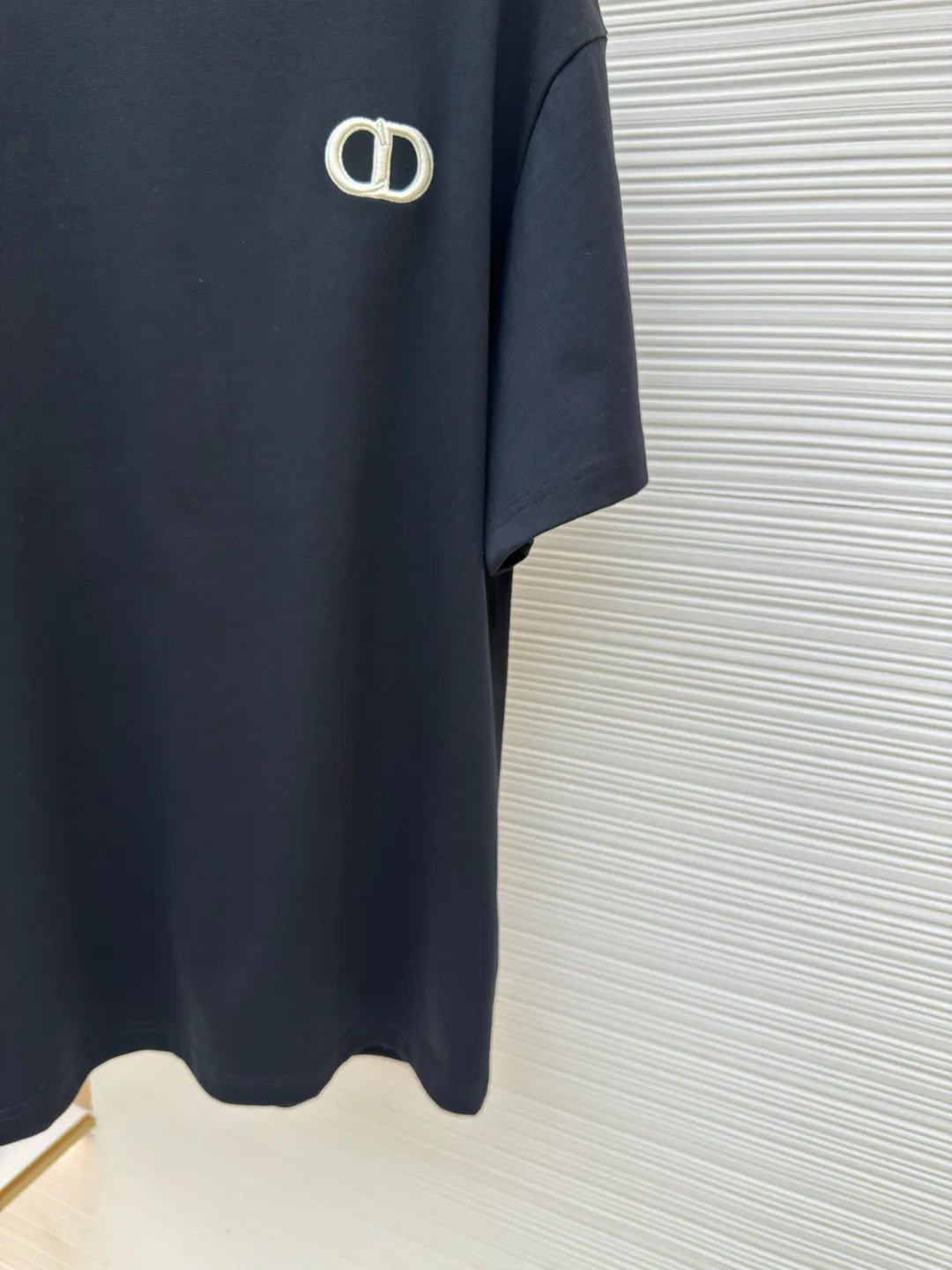 DIOR CD letter embroidery round neck short sleeves ●Authentic product: Purchased and developed for 5400 ●Item number: 1680437-A00 ●Fabric: pure cotton fabric ●Technology: embroidery process ●Version: fitted version ●Weight: about 320 grams ●Size: XS-S-M-L ●Description: The color is custom-woven and dyed, and the "CD" design on the chest. A perfect fashionable and trendy item! The oversize version is very slimming and can be worn with a T-skirt or shorts. Who wouldn’t love it? The texture of the customized fabric is super versatile and can be worn in all seasons. The overall routing is straight and delicate, the fabric is comfortable and soft, and the color is consistent with no color difference. It can be matched with the same style to create a fashionable look and control various occasions. Customized accessories, complete with three labels, same style for men and women!