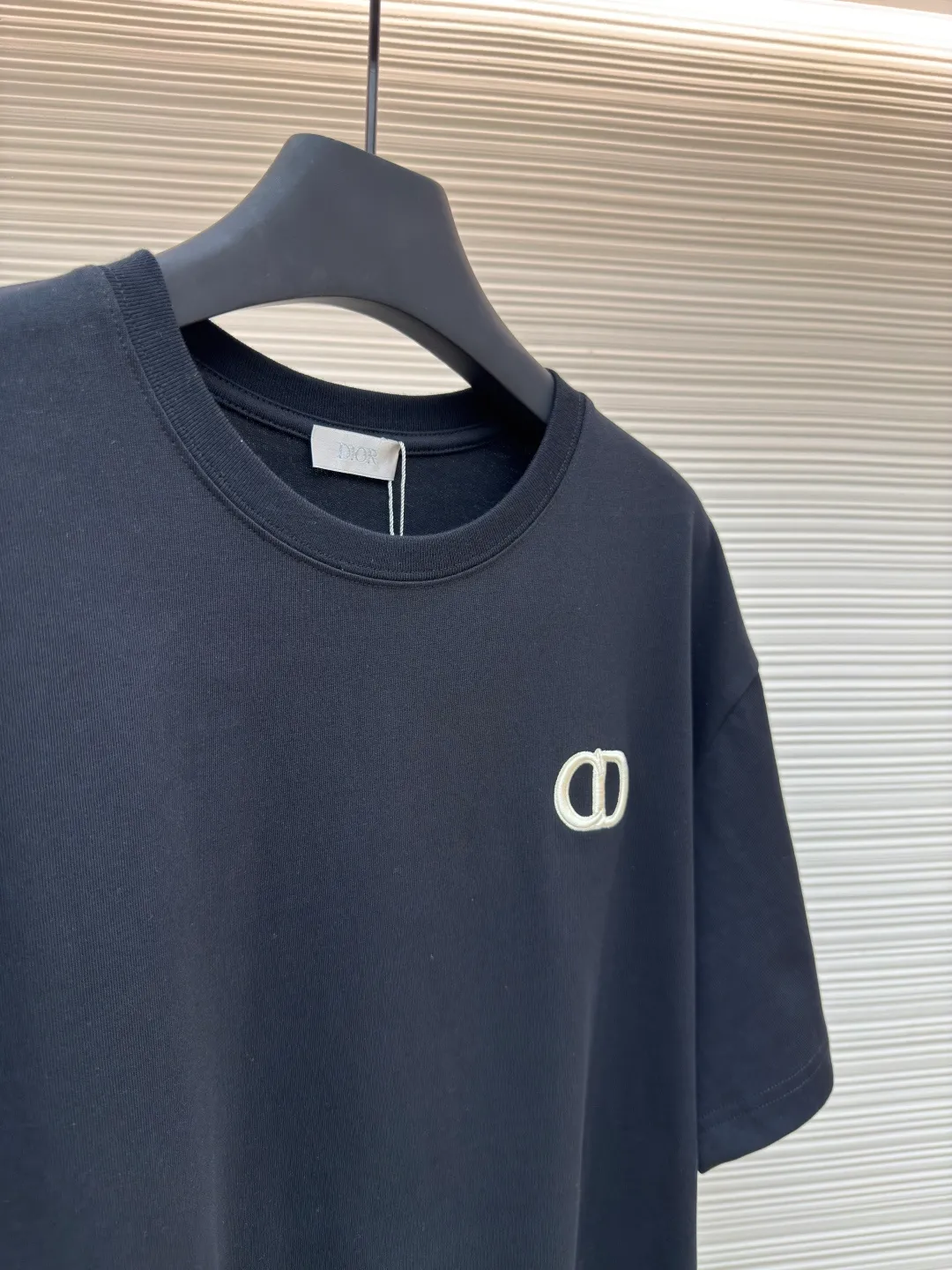 DIOR CD letter embroidery round neck short sleeves ●Authentic product: Purchased and developed for 5400 ●Item number: 1680437-A00 ●Fabric: pure cotton fabric ●Technology: embroidery process ●Version: fitted version ●Weight: about 320 grams ●Size: XS-S-M-L ●Description: The color is custom-woven and dyed, and the "CD" design on the chest. A perfect fashionable and trendy item! The oversize version is very slimming and can be worn with a T-skirt or shorts. Who wouldn’t love it? The texture of the customized fabric is super versatile and can be worn in all seasons. The overall routing is straight and delicate, the fabric is comfortable and soft, and the color is consistent with no color difference. It can be matched with the same style to create a fashionable look and control various occasions. Customized accessories, complete with three labels, same style for men and women!