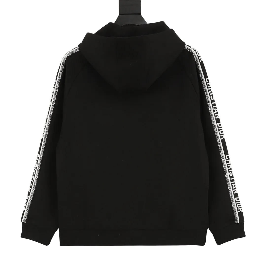 🅿️540 Dior/Dior 25Fw arm webbing zipper jacket. Distinguish the market currency. It is the same style for men and women, with a new aesthetically inspired and interesting design. The channel is of high quality. It makes the overall design more elegant and fashionable. It is the hottest series this summer and is sought after by countless celebrities and fashionistas. The neat details of the cutting process add color to the playful fashion! The neat and meticulous design, and the well-fitting structure is unique. The upper body not only has outstanding recognition, but also looks younger and younger. A style that has the ultimate wearing meaning and performance, with gorgeous color combinations, the craftsmanship of this style must be extremely extraordinary, and the upper body comfort is definitely strong enough, which is also a manifestation of the essence of luxury! It is soft and thin, feels extremely alluring, and has very strong breathability. It is especially suitable for spring and summer seasons. It is a comfortable and comfortable piece to wear. Moreover, the details and the craftsmanship of the webbing are perfect, giving it a more high-end feel!  Size：S-XL