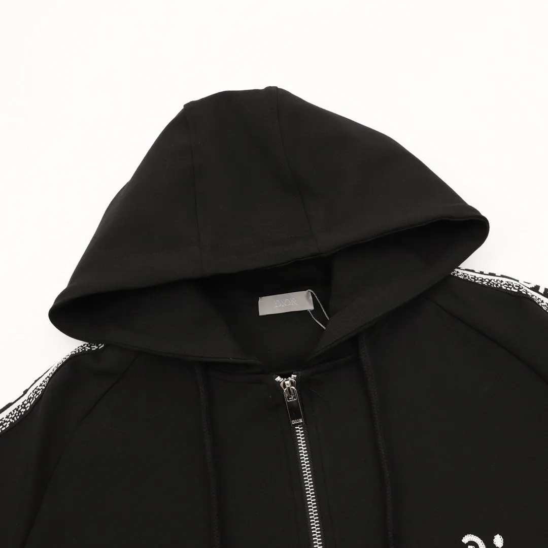 🅿️540 Dior/Dior 25Fw arm webbing zipper jacket. Distinguish the market currency. It is the same style for men and women, with a new aesthetically inspired and interesting design. The channel is of high quality. It makes the overall design more elegant and fashionable. It is the hottest series this summer and is sought after by countless celebrities and fashionistas. The neat details of the cutting process add color to the playful fashion! The neat and meticulous design, and the well-fitting structure is unique. The upper body not only has outstanding recognition, but also looks younger and younger. A style that has the ultimate wearing meaning and performance, with gorgeous color combinations, the craftsmanship of this style must be extremely extraordinary, and the upper body comfort is definitely strong enough, which is also a manifestation of the essence of luxury! It is soft and thin, feels extremely alluring, and has very strong breathability. It is especially suitable for spring and summer seasons. It is a comfortable and comfortable piece to wear. Moreover, the details and the craftsmanship of the webbing are perfect, giving it a more high-end feel!  Size：S-XL